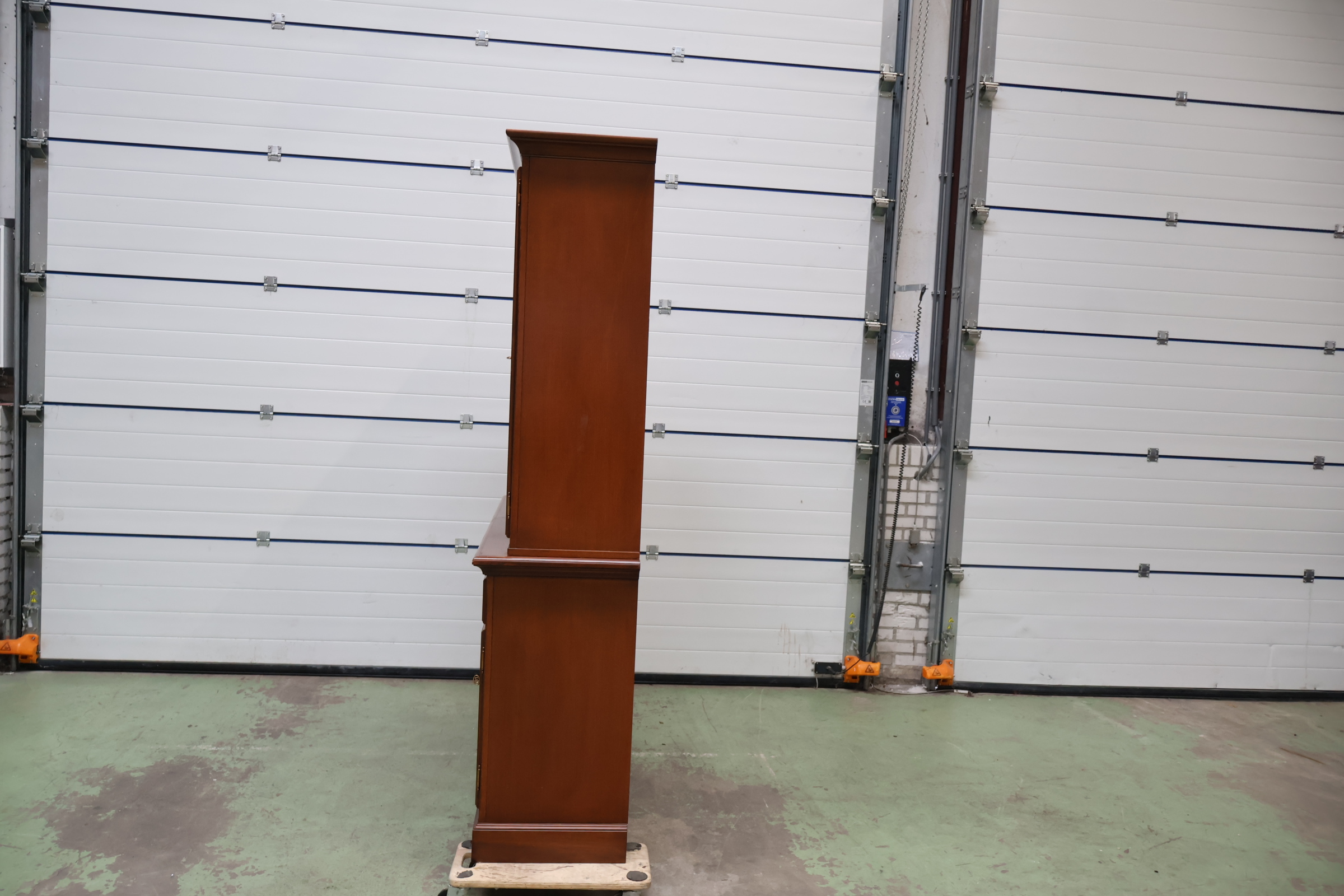Houten vitrinekast met glazen deuren – foto 9 – kavel bij GSD Auctions, Zoeterwoude