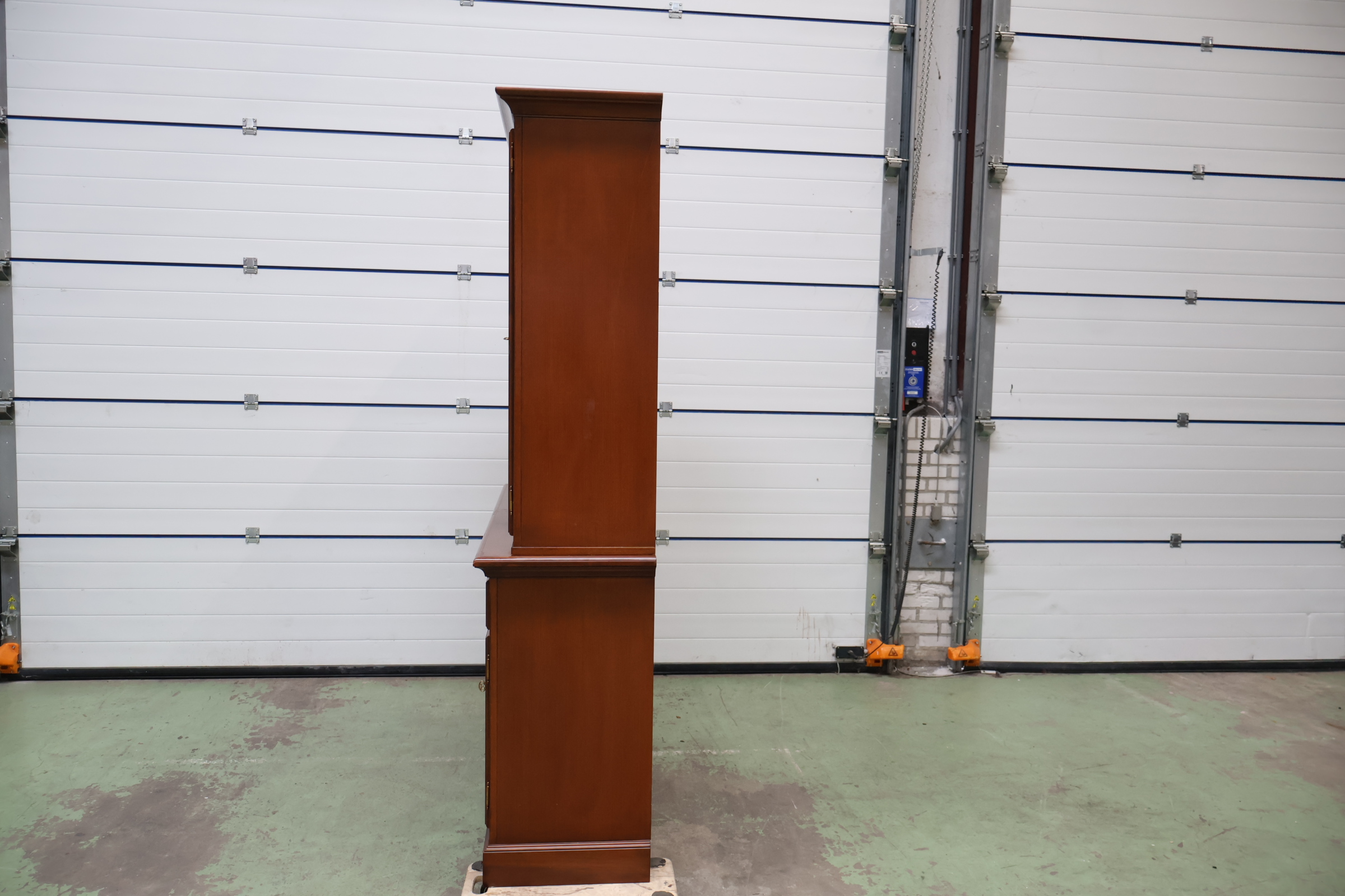 Houten vitrinekast met glazen deuren – foto 10 – kavel bij GSD Auctions, Zoeterwoude