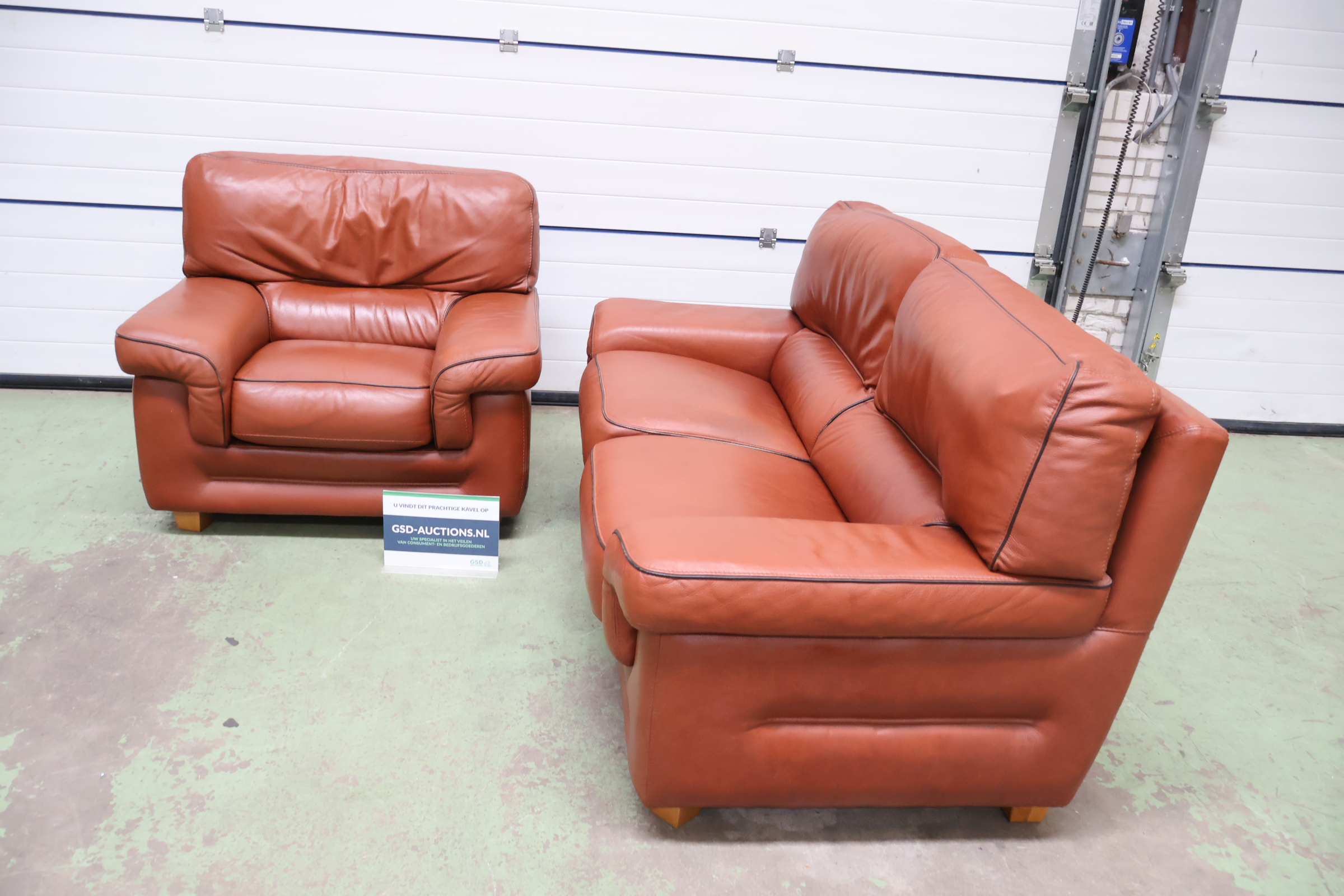 Leren bankstel in cognac kleur met fauteuil – foto 2 – kavel bij GSD Auctions, Zoeterwoude