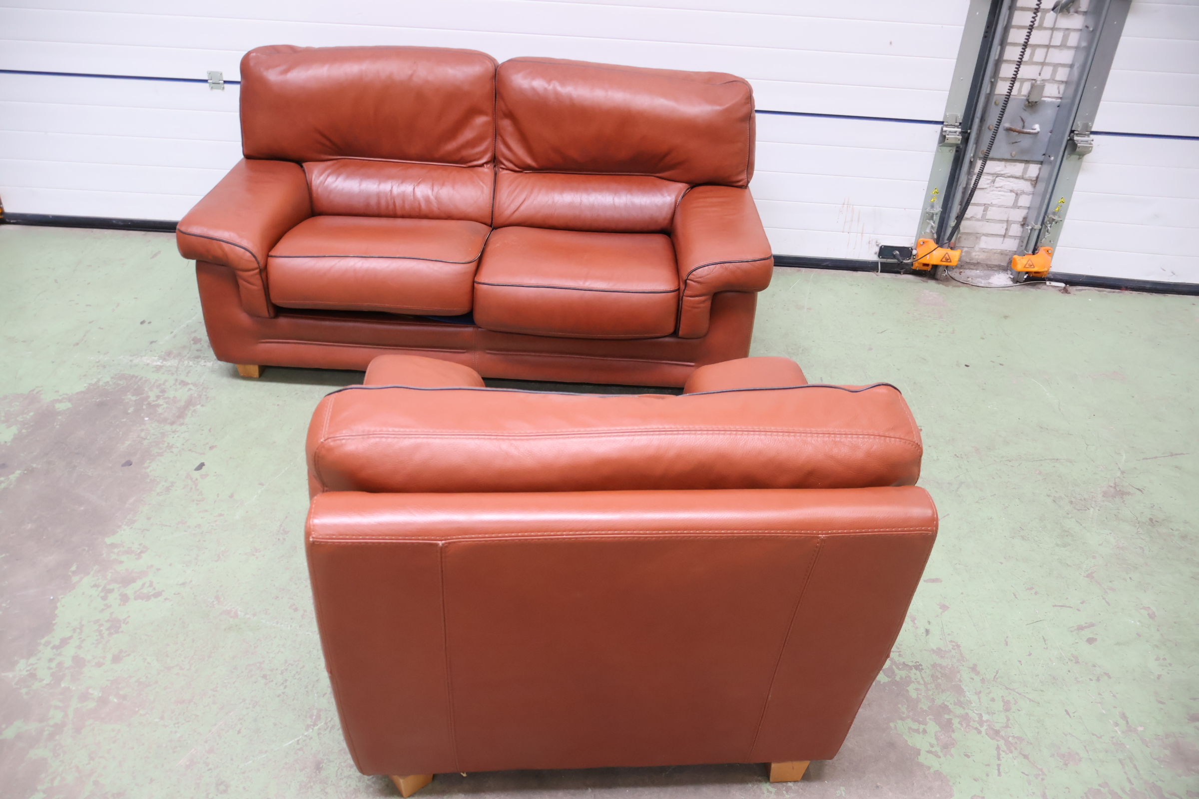 Leren bankstel in cognac kleur met fauteuil – foto 9 – kavel bij GSD Auctions, Zoeterwoude