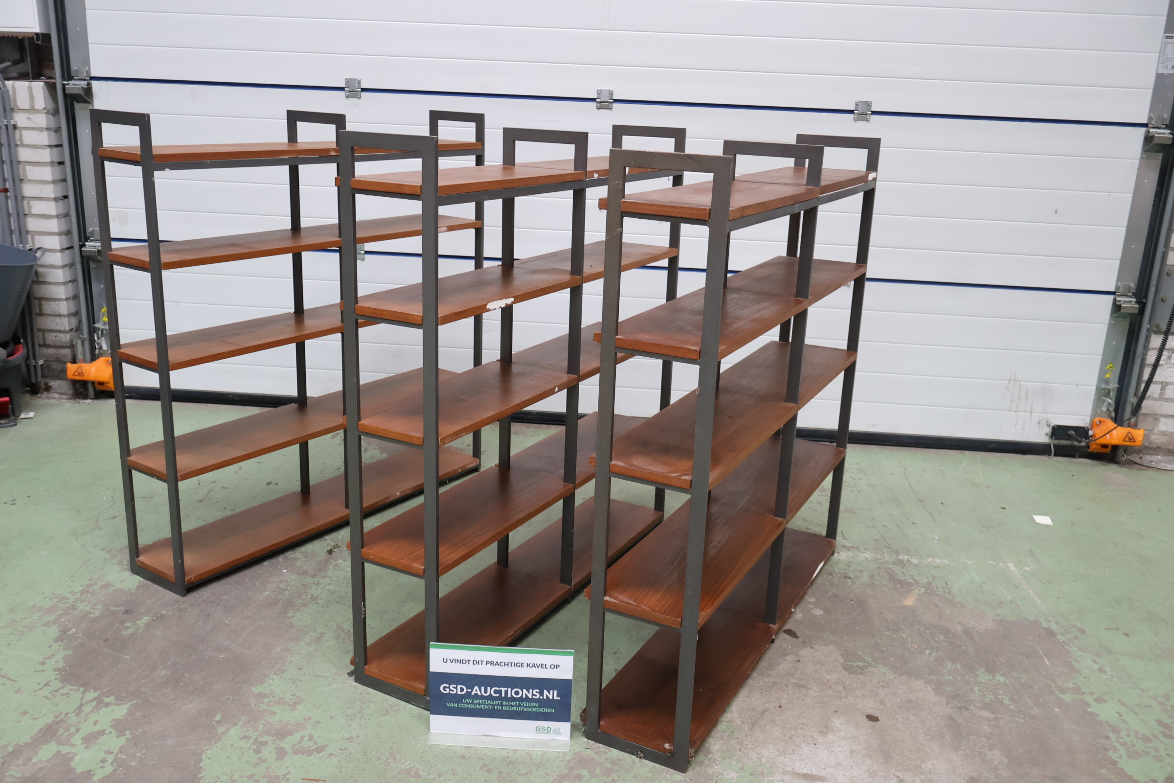 Set van drie metalen en houten wandrekken – kavel bij GSD Auctions, Zoeterwoude