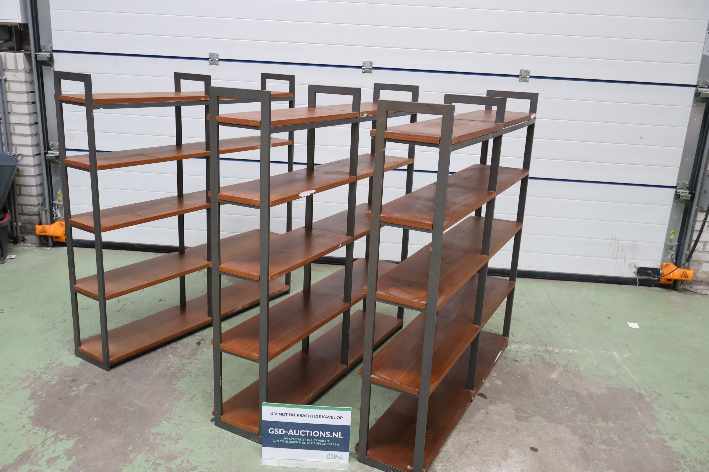 Set van drie metalen en houten wandrekken – foto 2 – kavel bij GSD Auctions, Zoeterwoude