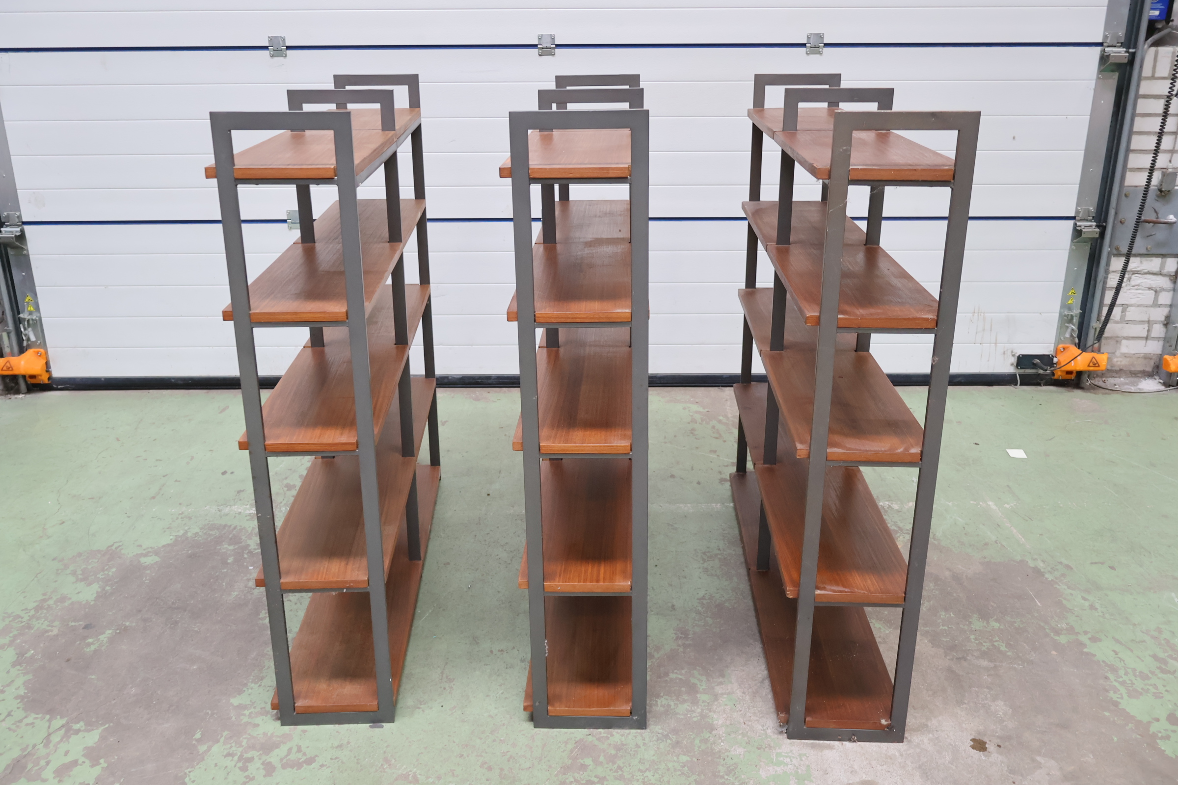 Set van drie metalen en houten wandrekken – foto 3 – kavel bij GSD Auctions, Zoeterwoude