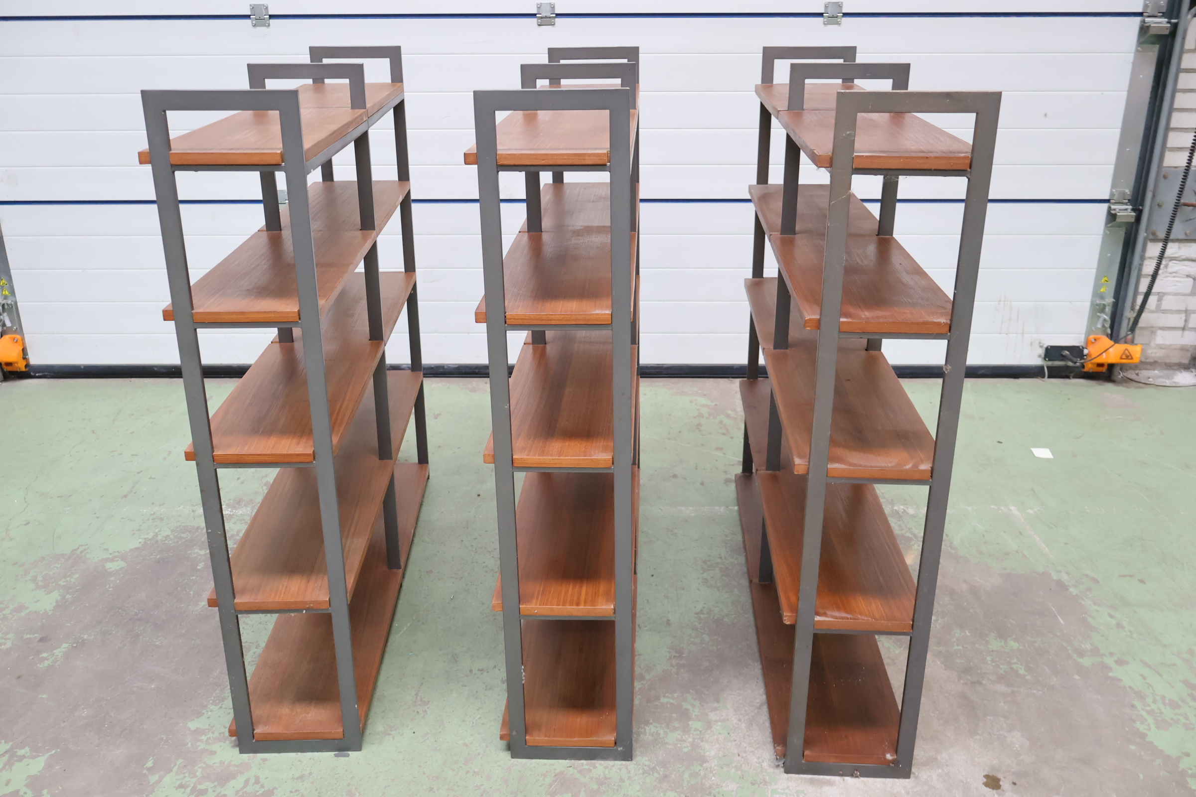 Set van drie metalen en houten wandrekken – foto 4 – kavel bij GSD Auctions, Zoeterwoude