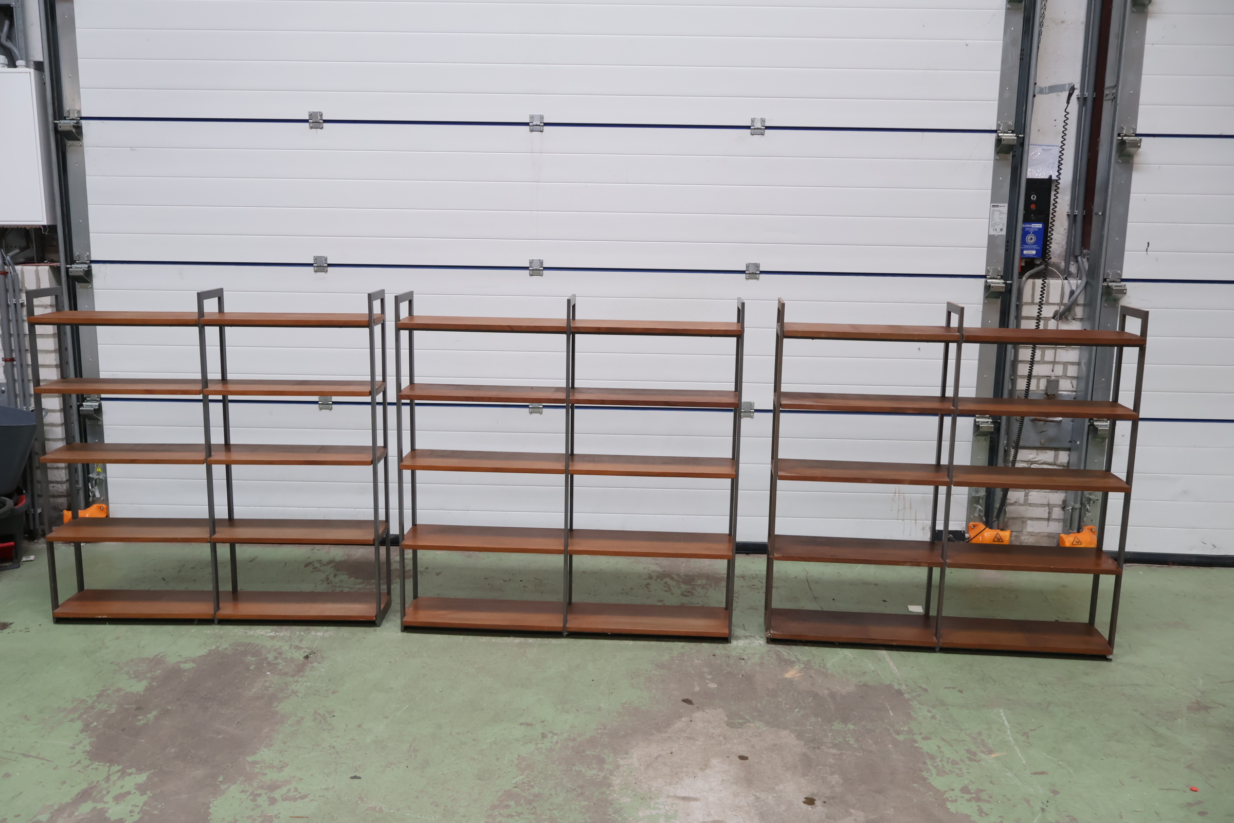 Set van drie metalen en houten wandrekken – foto 5 – kavel bij GSD Auctions, Zoeterwoude