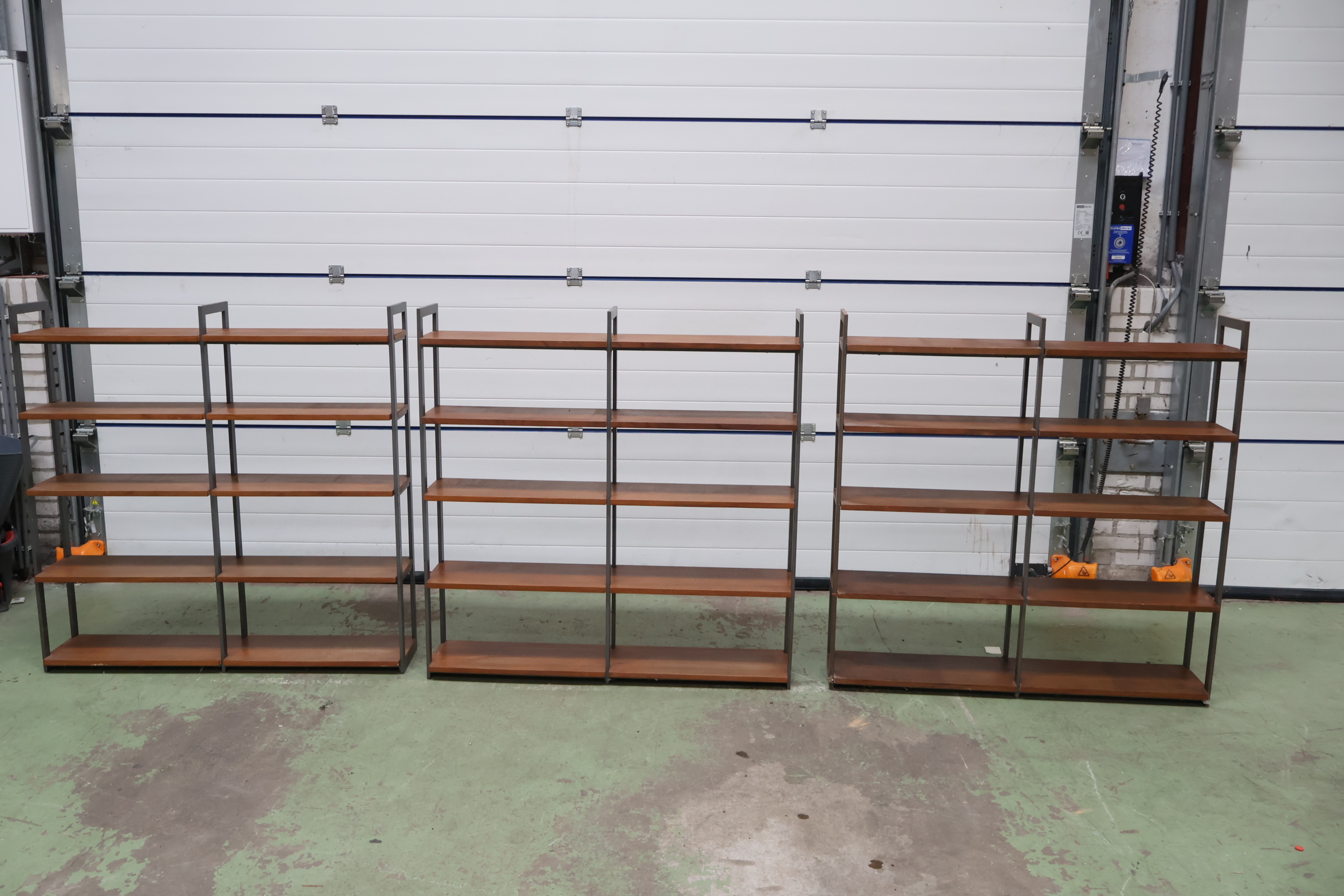 Set van drie metalen en houten wandrekken – foto 6 – kavel bij GSD Auctions, Zoeterwoude