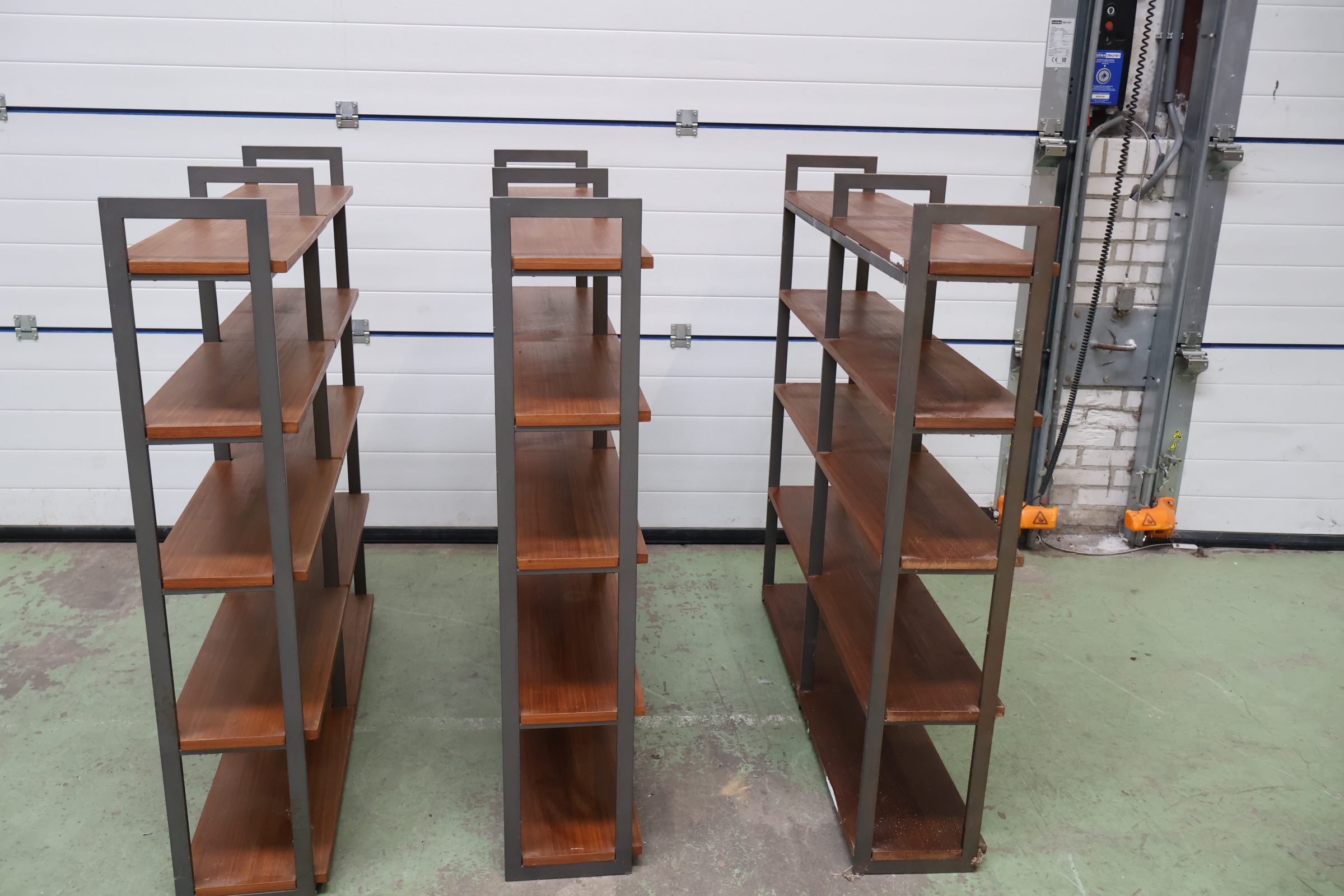 Set van drie metalen en houten wandrekken – foto 7 – kavel bij GSD Auctions, Zoeterwoude