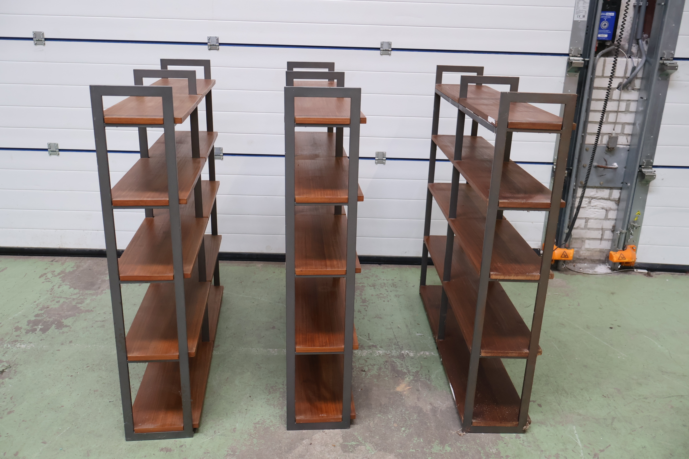 Set van drie metalen en houten wandrekken – foto 8 – kavel bij GSD Auctions, Zoeterwoude