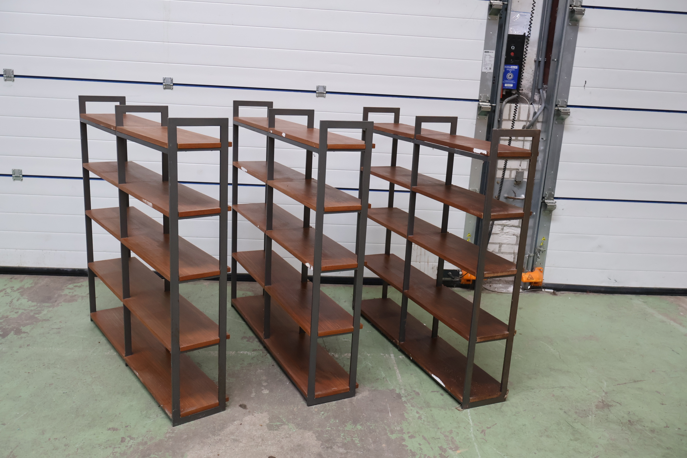 Set van drie metalen en houten wandrekken – foto 9 – kavel bij GSD Auctions, Zoeterwoude
