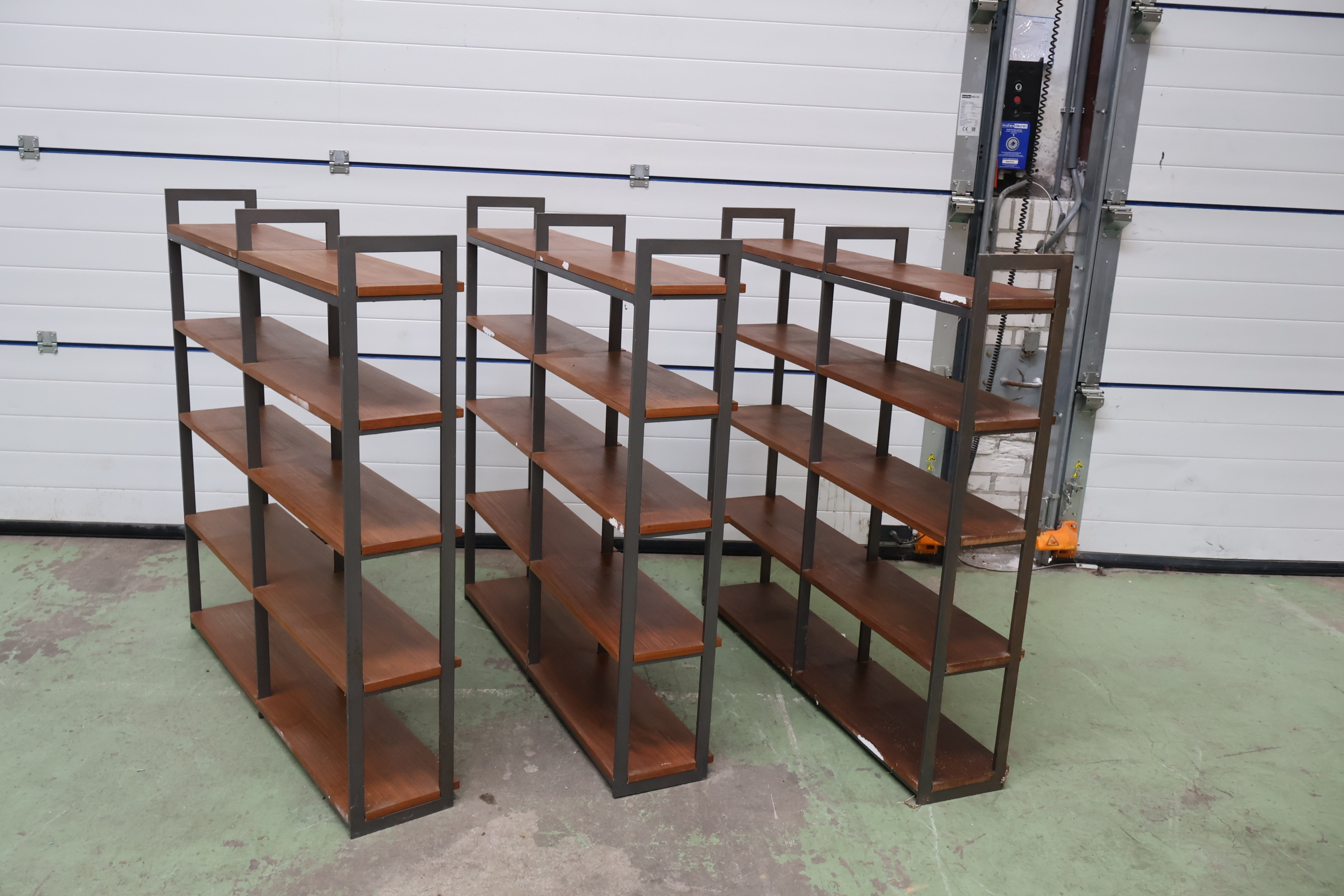 Set van drie metalen en houten wandrekken – foto 10 – kavel bij GSD Auctions, Zoeterwoude