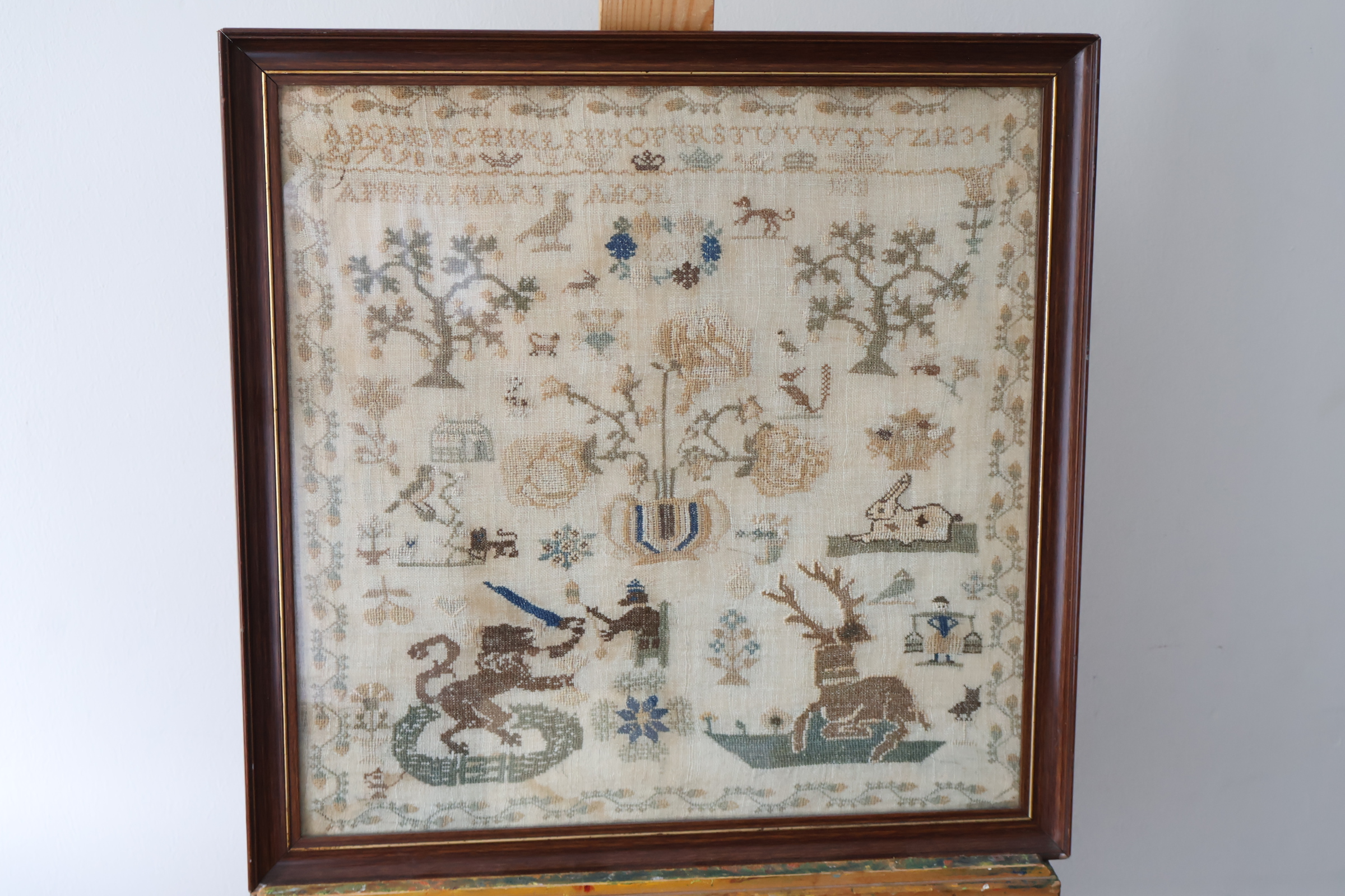 Geborduurd wandkleed met alfabet en dieren – foto 2 – kavel bij GSD Auctions, Zoeterwoude