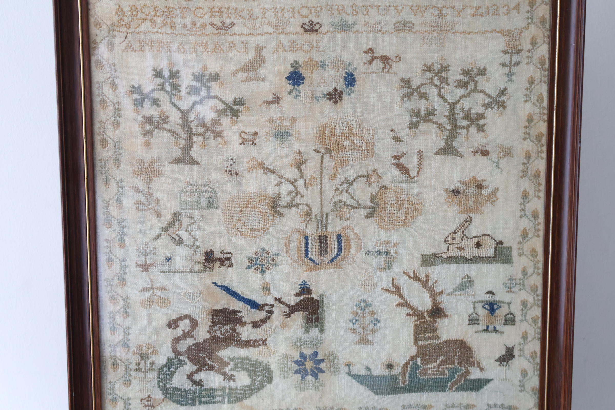 Geborduurd wandkleed met alfabet en dieren – foto 3 – kavel bij GSD Auctions, Zoeterwoude