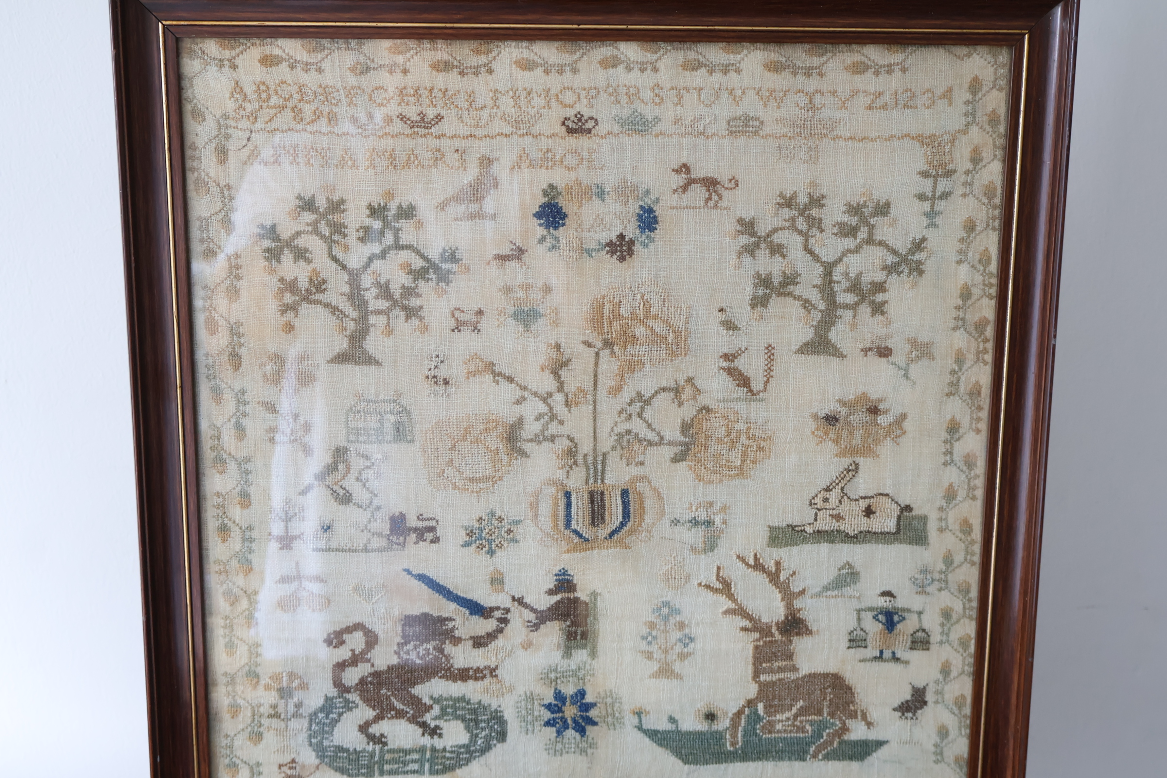 Geborduurd wandkleed met alfabet en dieren – foto 8 – kavel bij GSD Auctions, Zoeterwoude