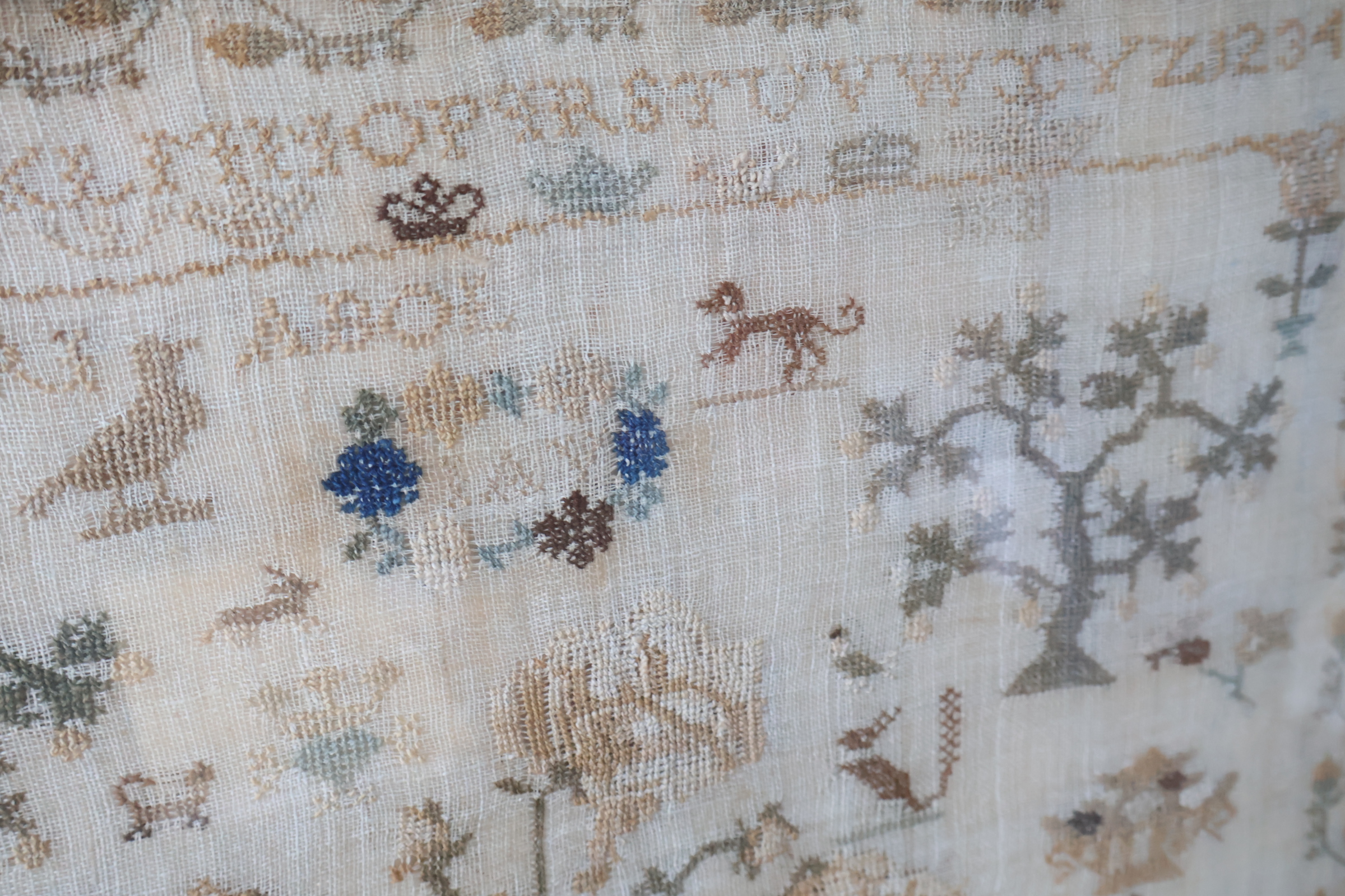 Geborduurd wandkleed met alfabet en dieren – foto 10 – kavel bij GSD Auctions, Zoeterwoude