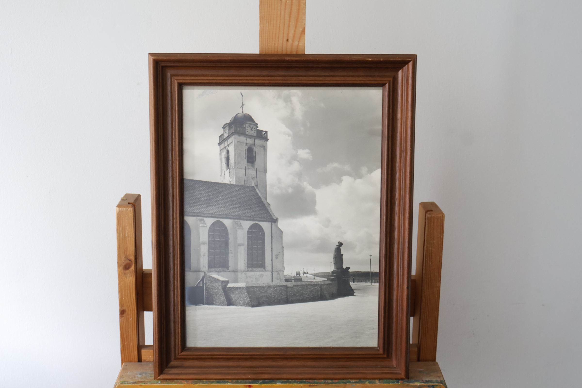 Zwart-wit foto in houten lijst van kerk met kloktoren – kavel bij GSD Auctions, Zoeterwoude