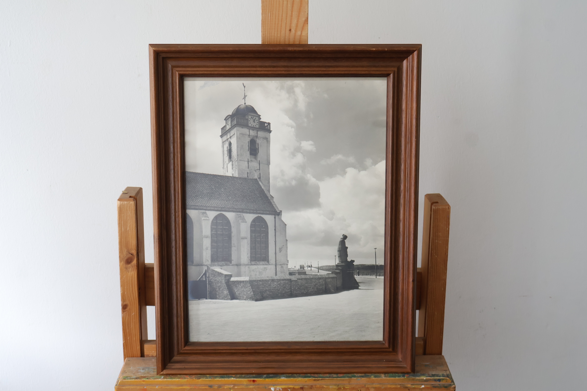Zwart-wit foto in houten lijst van kerk met kloktoren – foto 2 – kavel bij GSD Auctions, Zoeterwoude