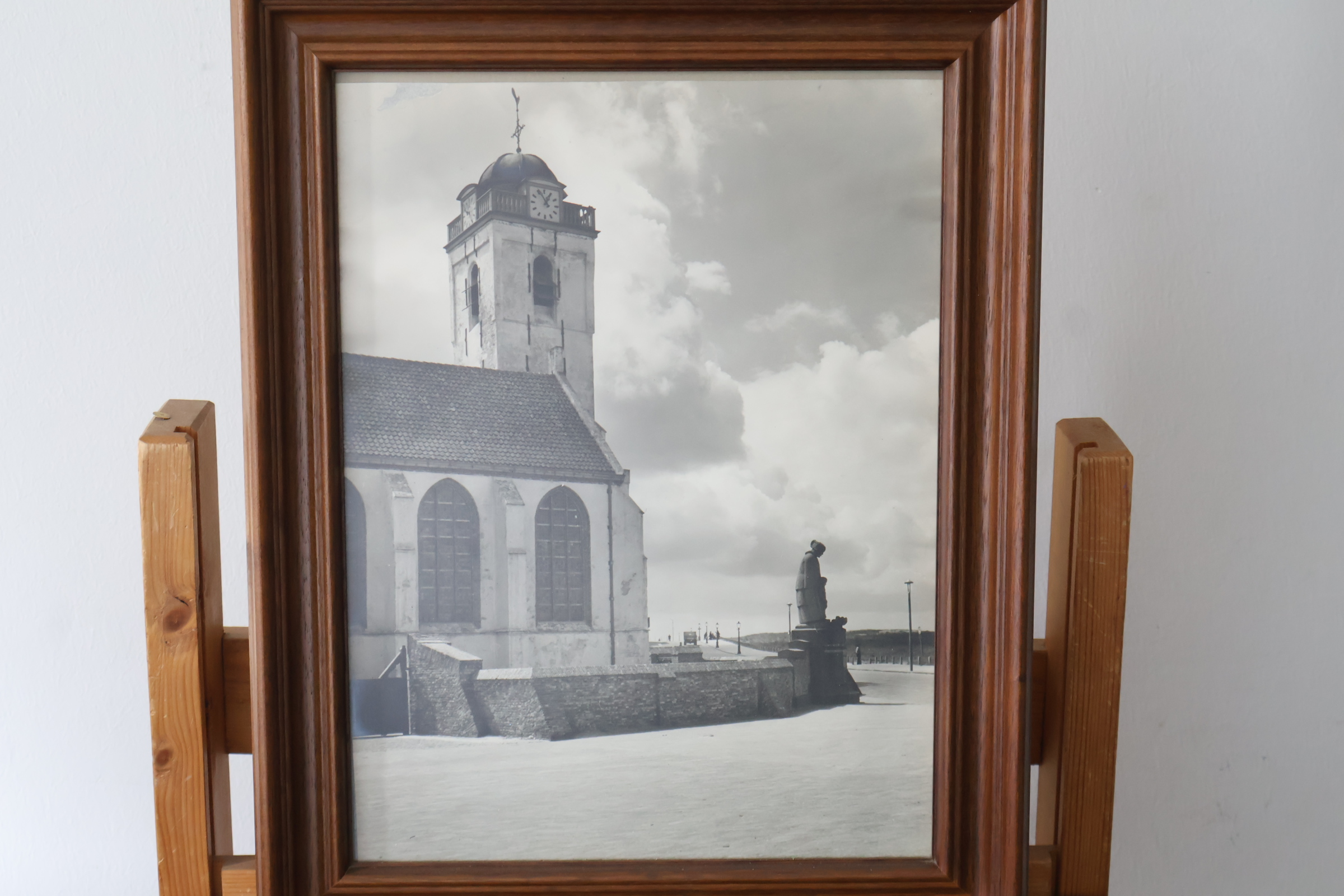 Zwart-wit foto in houten lijst van kerk met kloktoren – foto 3 – kavel bij GSD Auctions, Zoeterwoude