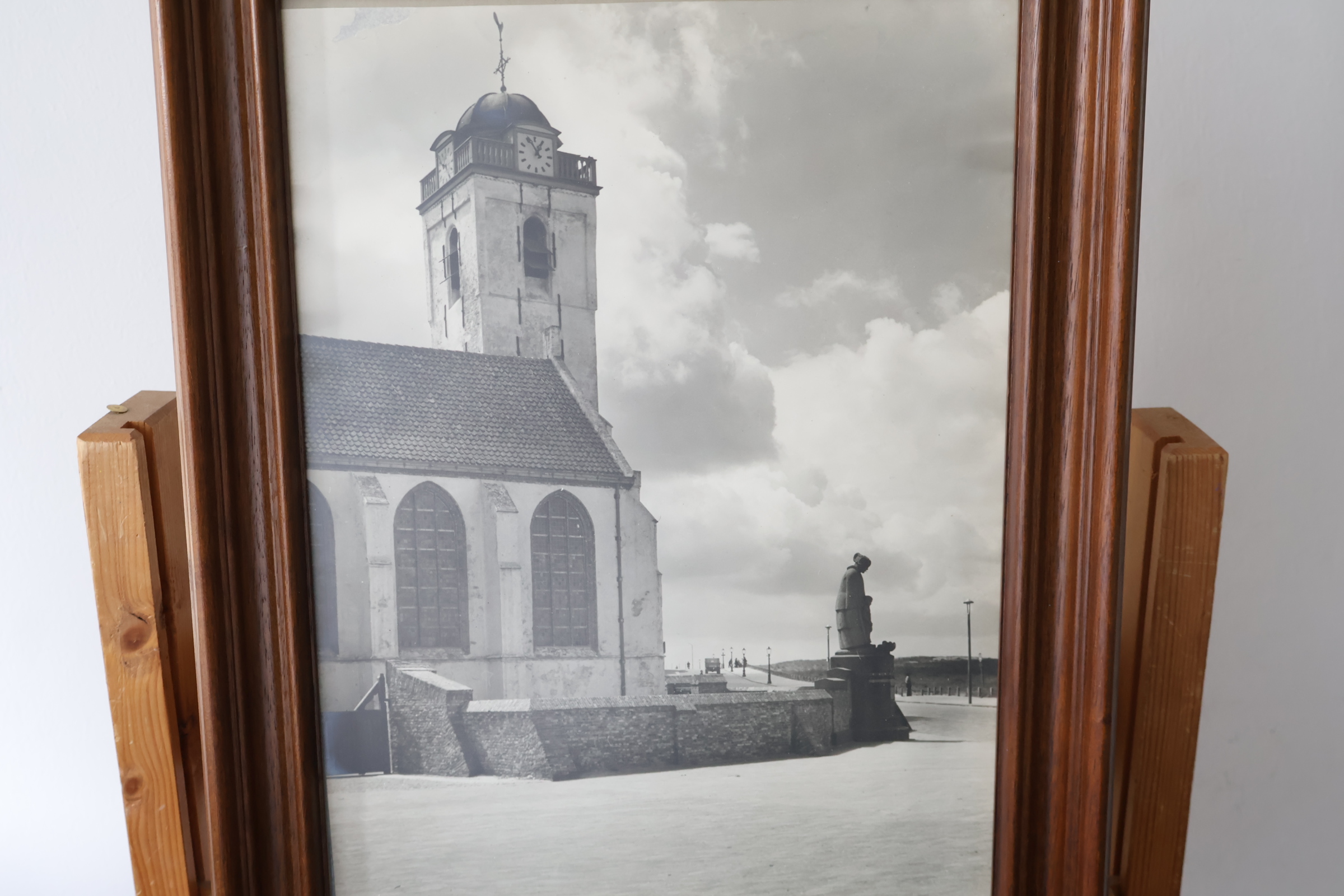 Zwart-wit foto in houten lijst van kerk met kloktoren – foto 8 – kavel bij GSD Auctions, Zoeterwoude