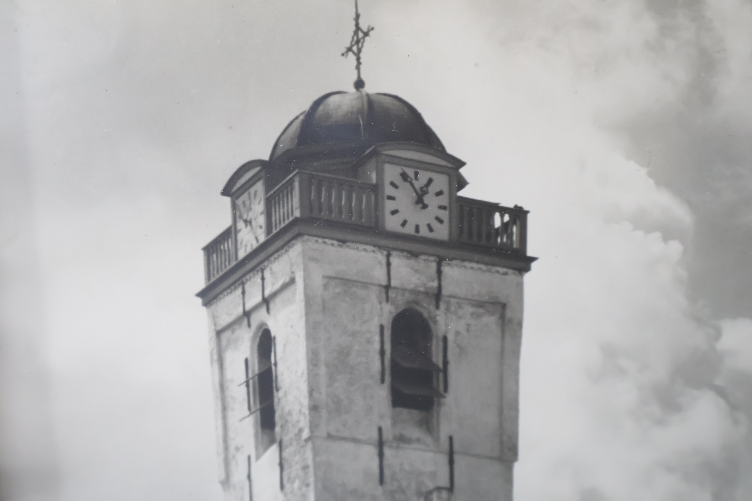 Zwart-wit foto in houten lijst van kerk met kloktoren – foto 9 – kavel bij GSD Auctions, Zoeterwoude