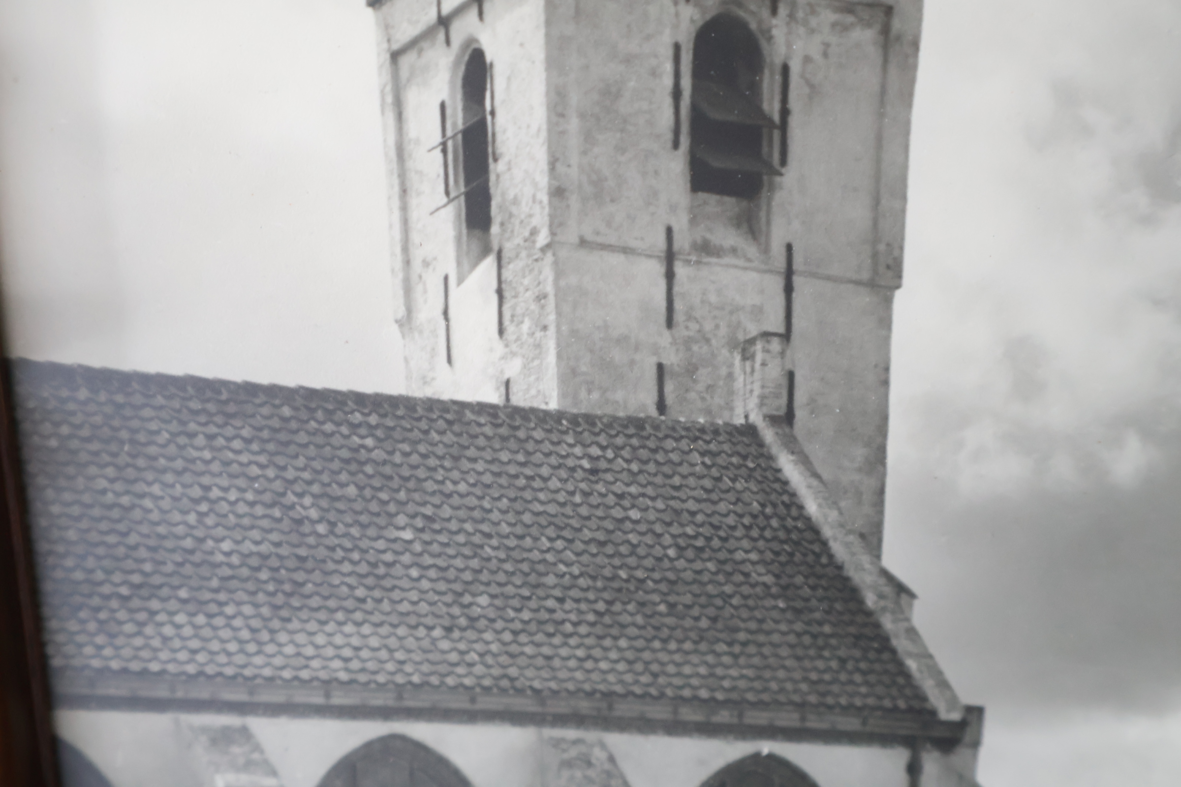 Zwart-wit foto in houten lijst van kerk met kloktoren – foto 10 – kavel bij GSD Auctions, Zoeterwoude