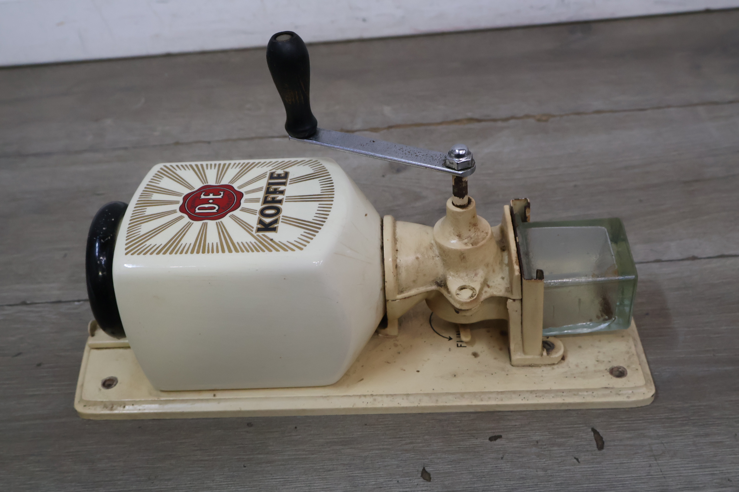 D.E. Koffie handmatige koffiemolen – foto 3 – kavel bij GSD Auctions, Zoeterwoude