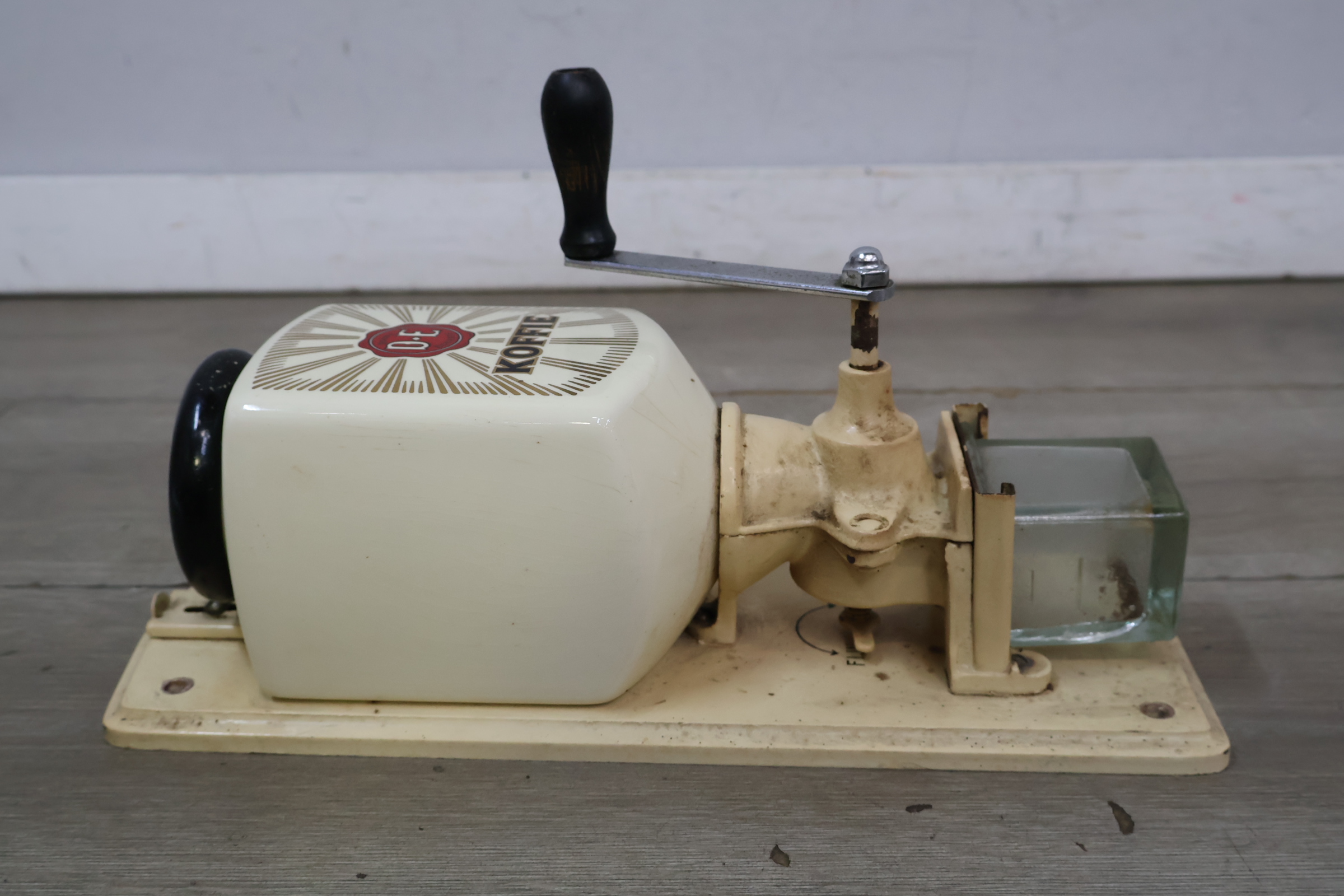 D.E. Koffie handmatige koffiemolen – foto 4 – kavel bij GSD Auctions, Zoeterwoude