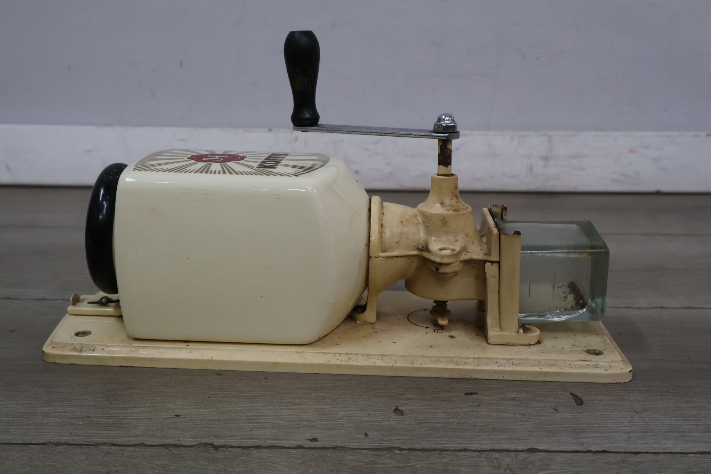 D.E. Koffie handmatige koffiemolen – foto 5 – kavel bij GSD Auctions, Zoeterwoude