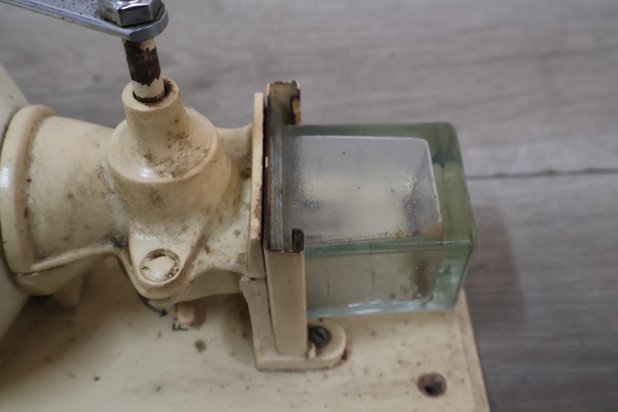D.E. Koffie handmatige koffiemolen – foto 6 – kavel bij GSD Auctions, Zoeterwoude