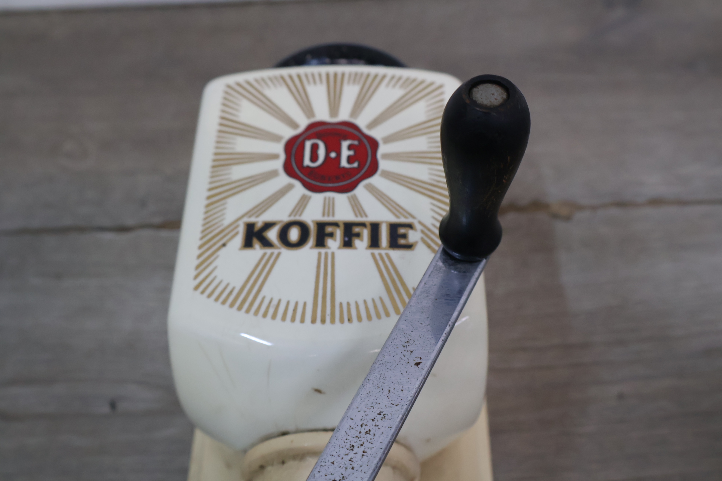 D.E. Koffie handmatige koffiemolen – foto 8 – kavel bij GSD Auctions, Zoeterwoude