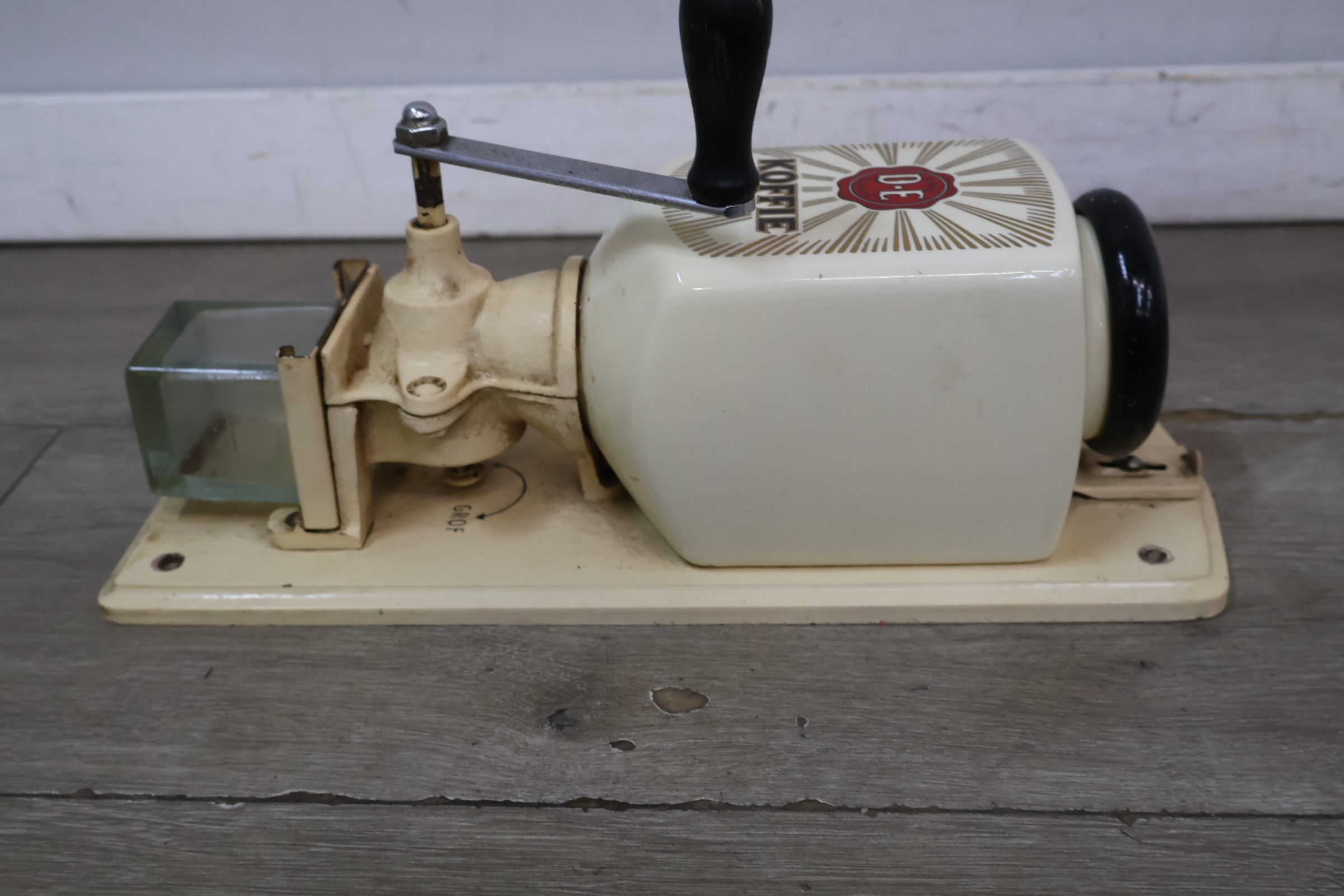 D.E. Koffie handmatige koffiemolen – foto 9 – kavel bij GSD Auctions, Zoeterwoude