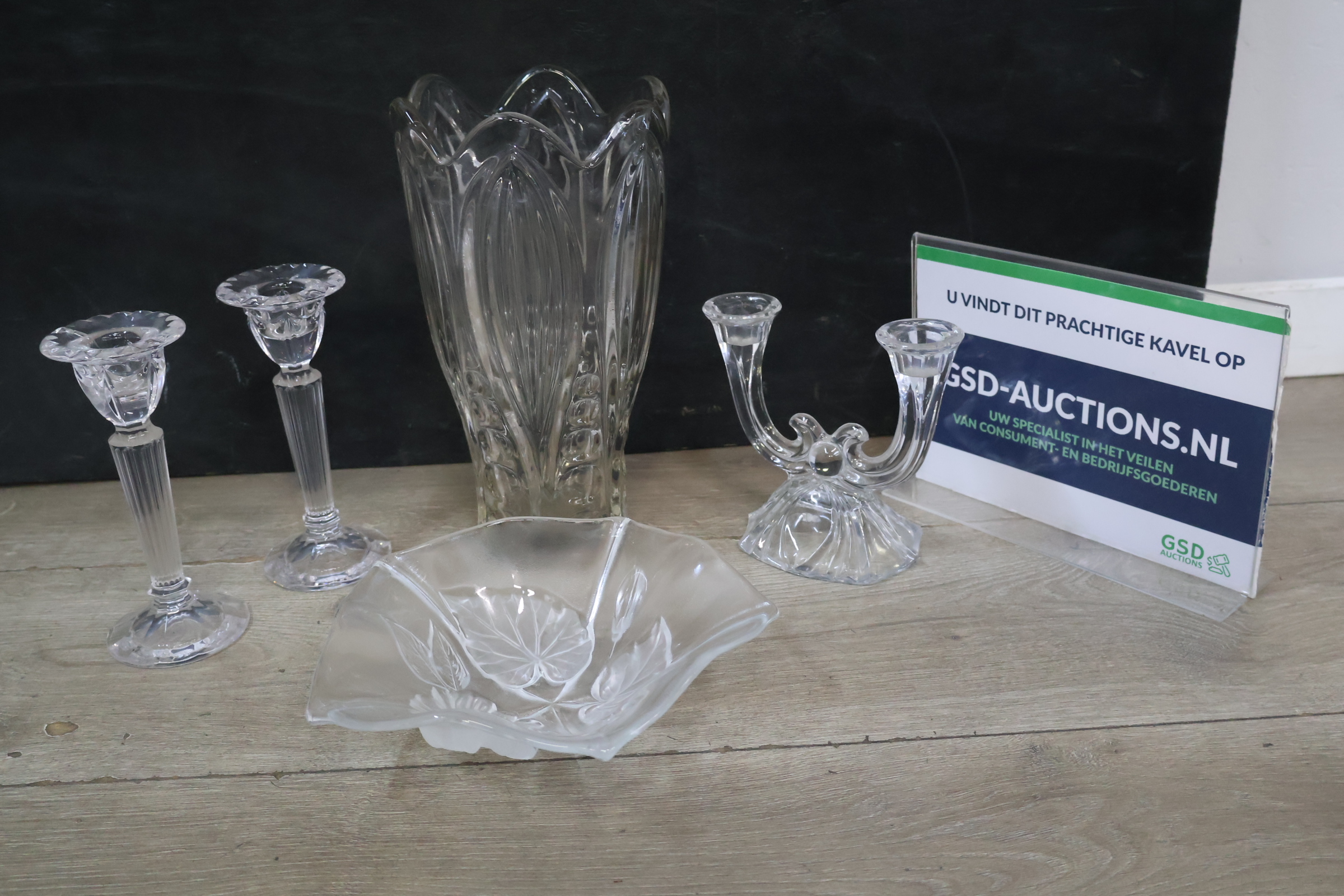 Set glaswaren met vaas en kandelaren – kavel bij GSD Auctions, Zoeterwoude