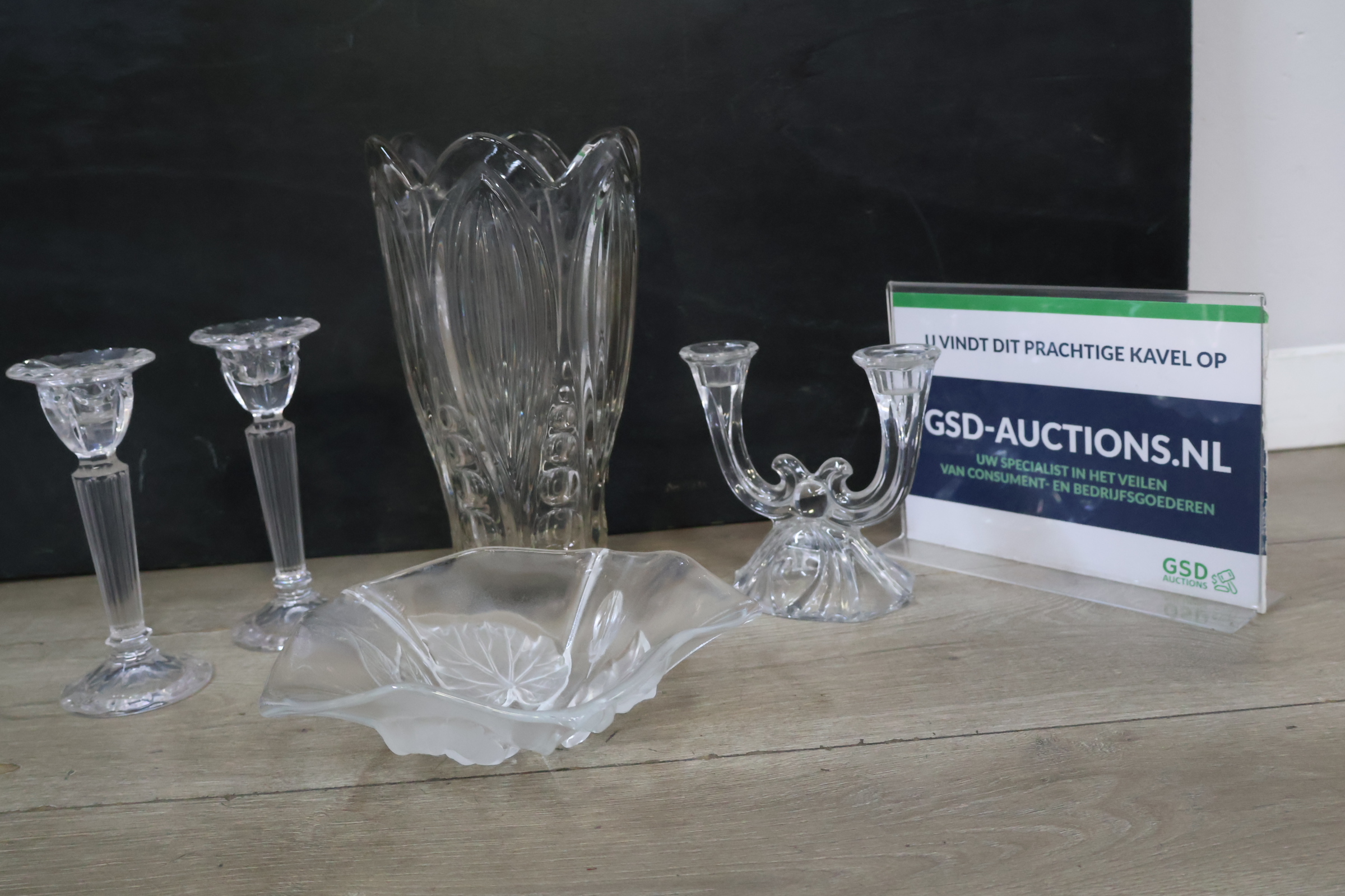 Set glaswaren met vaas en kandelaren – foto 2 – kavel bij GSD Auctions, Zoeterwoude