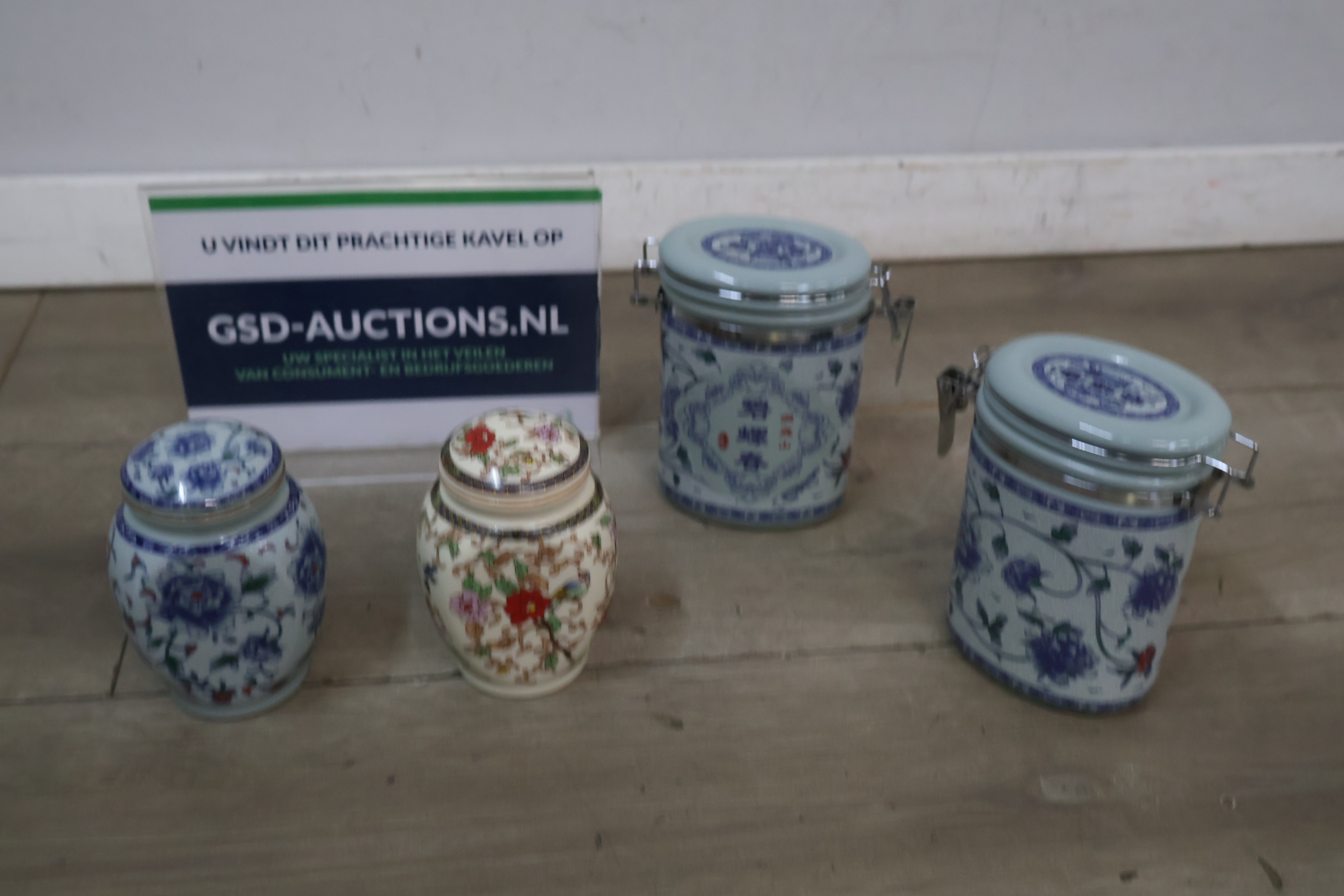 Set van vier decoratieve porseleinen potten met deksel – foto 2 – kavel bij GSD Auctions, Zoeterwoude