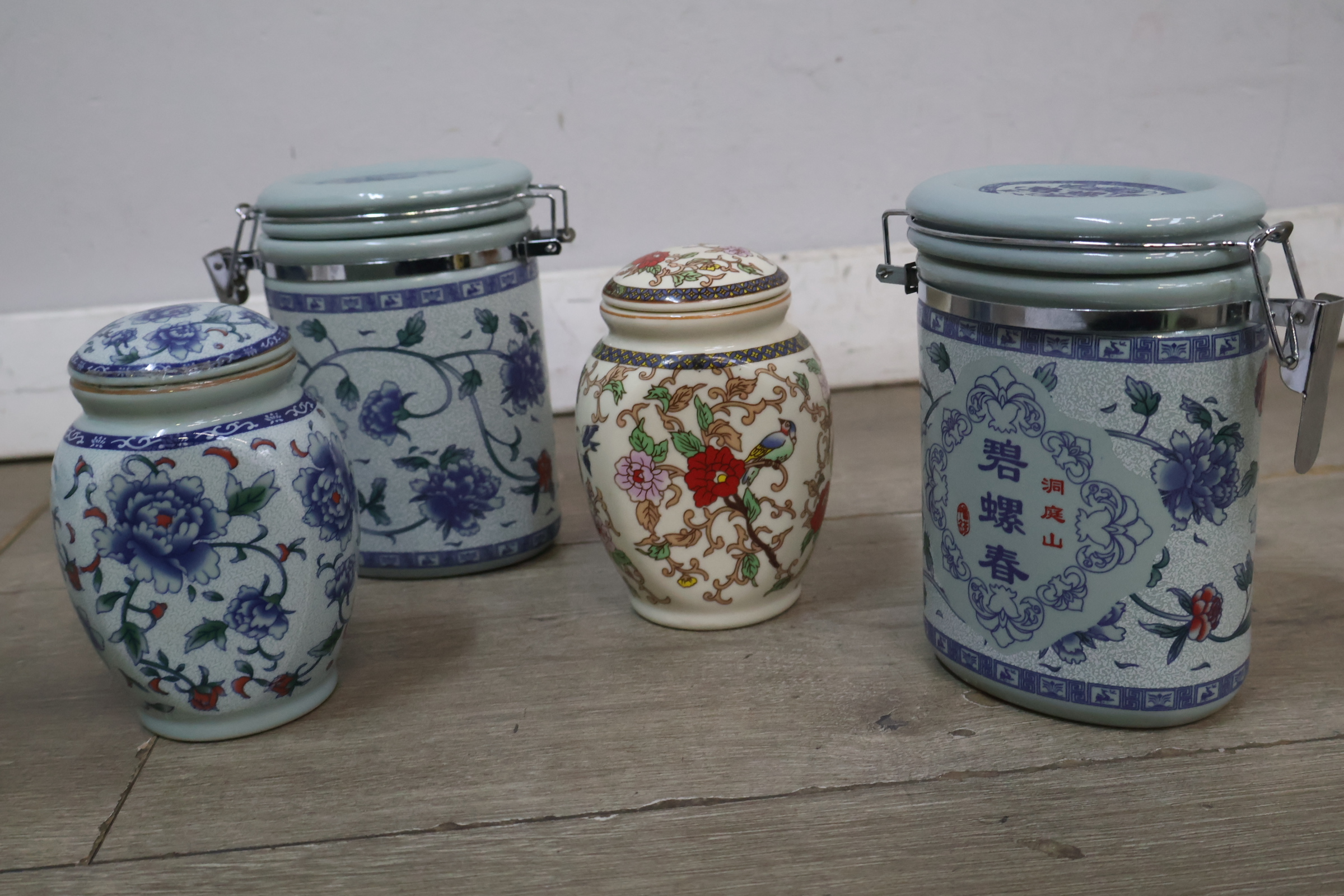 Set van vier decoratieve porseleinen potten met deksel – foto 3 – kavel bij GSD Auctions, Zoeterwoude