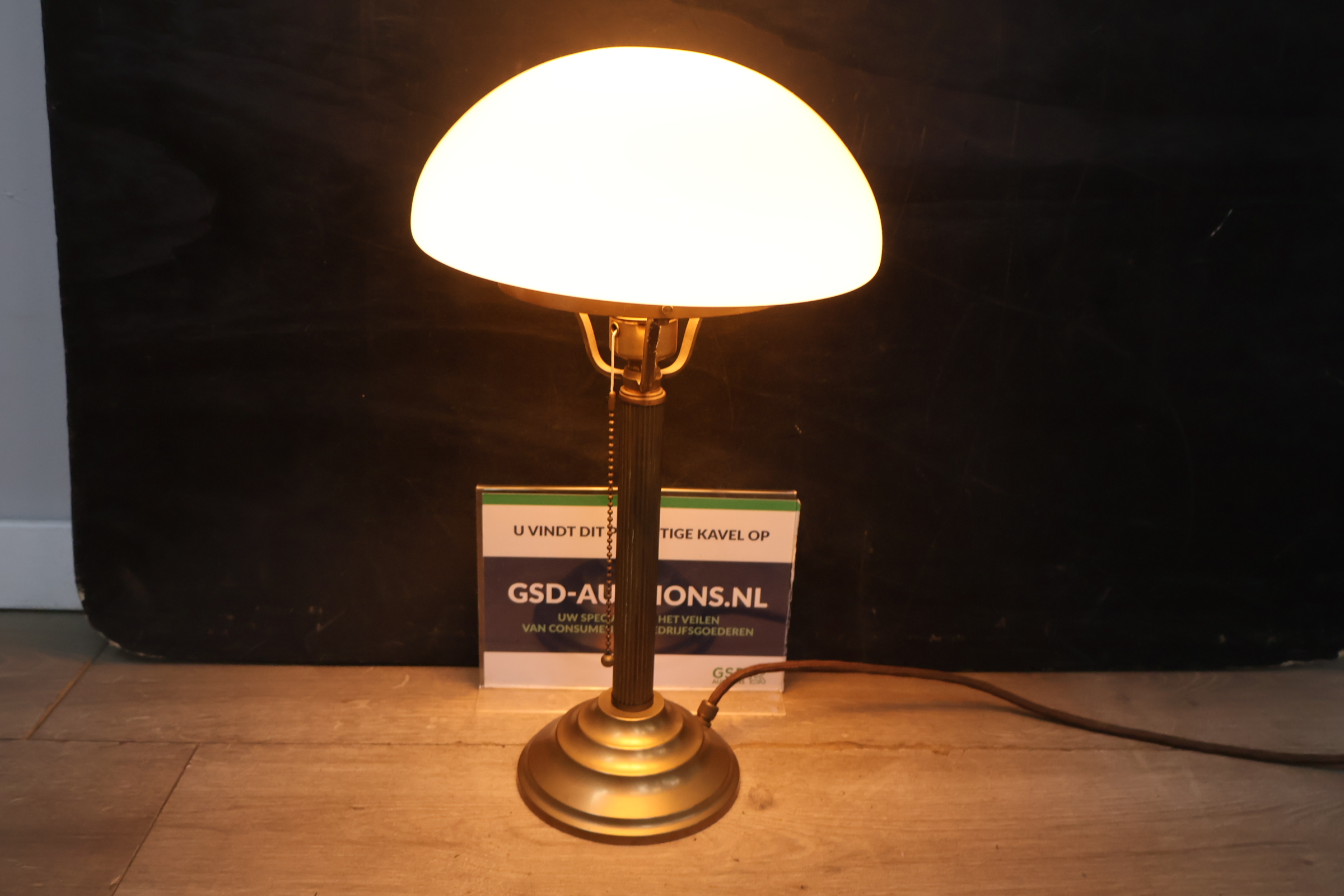Messing tafellamp met bolvormige witte kap – foto 2 – kavel bij GSD Auctions, Zoeterwoude
