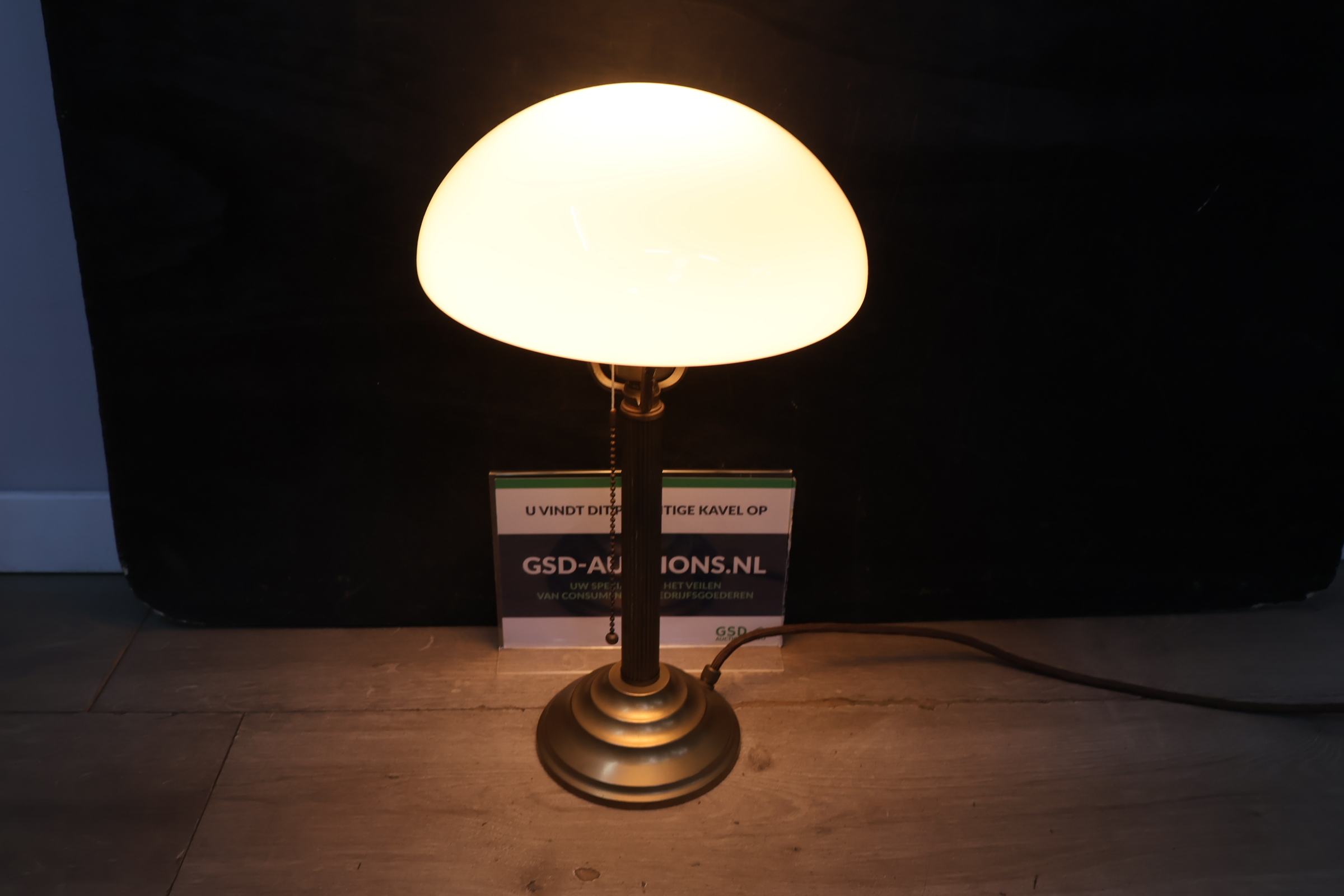 Messing tafellamp met bolvormige witte kap – foto 3 – kavel bij GSD Auctions, Zoeterwoude