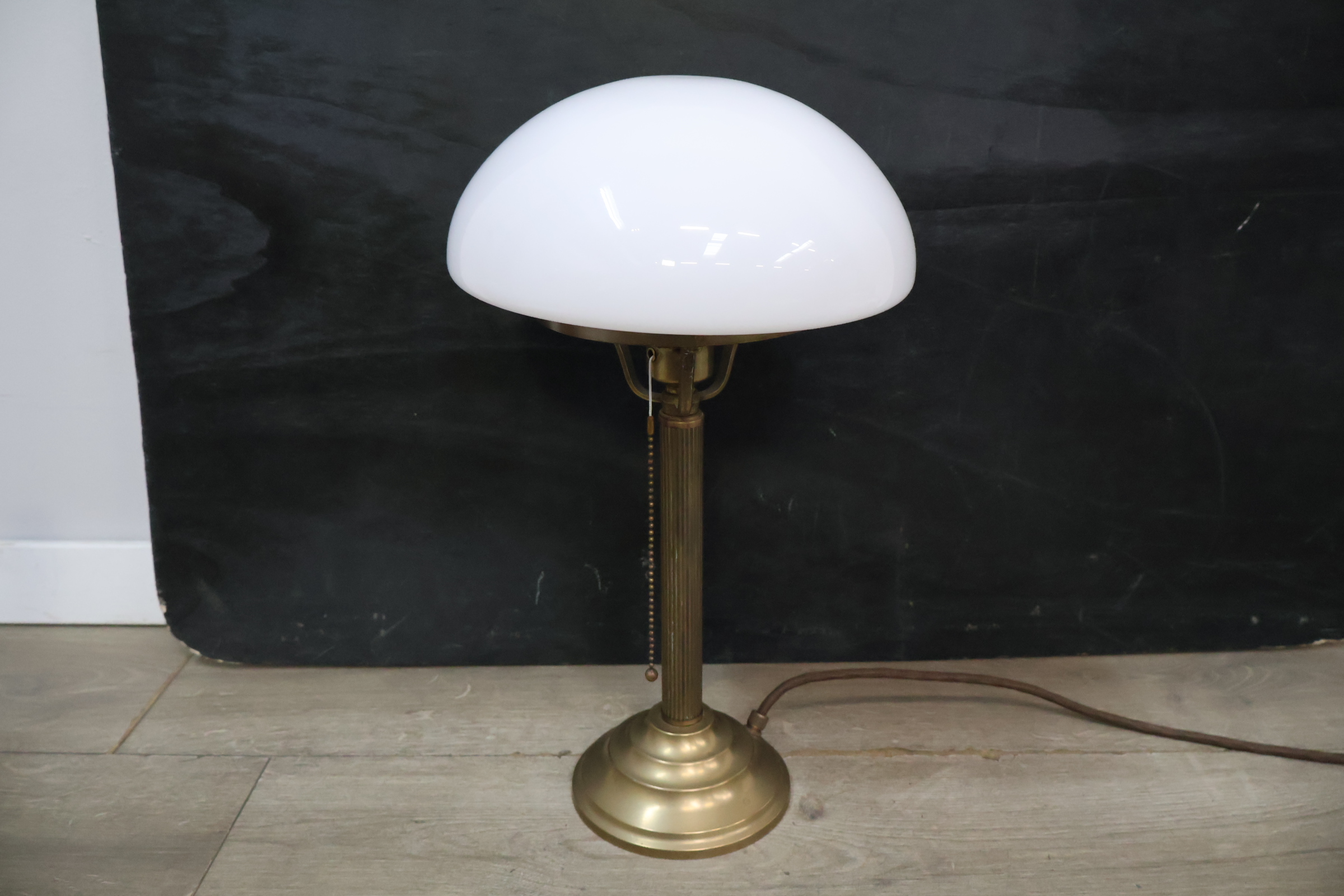 Messing tafellamp met bolvormige witte kap – foto 4 – kavel bij GSD Auctions, Zoeterwoude