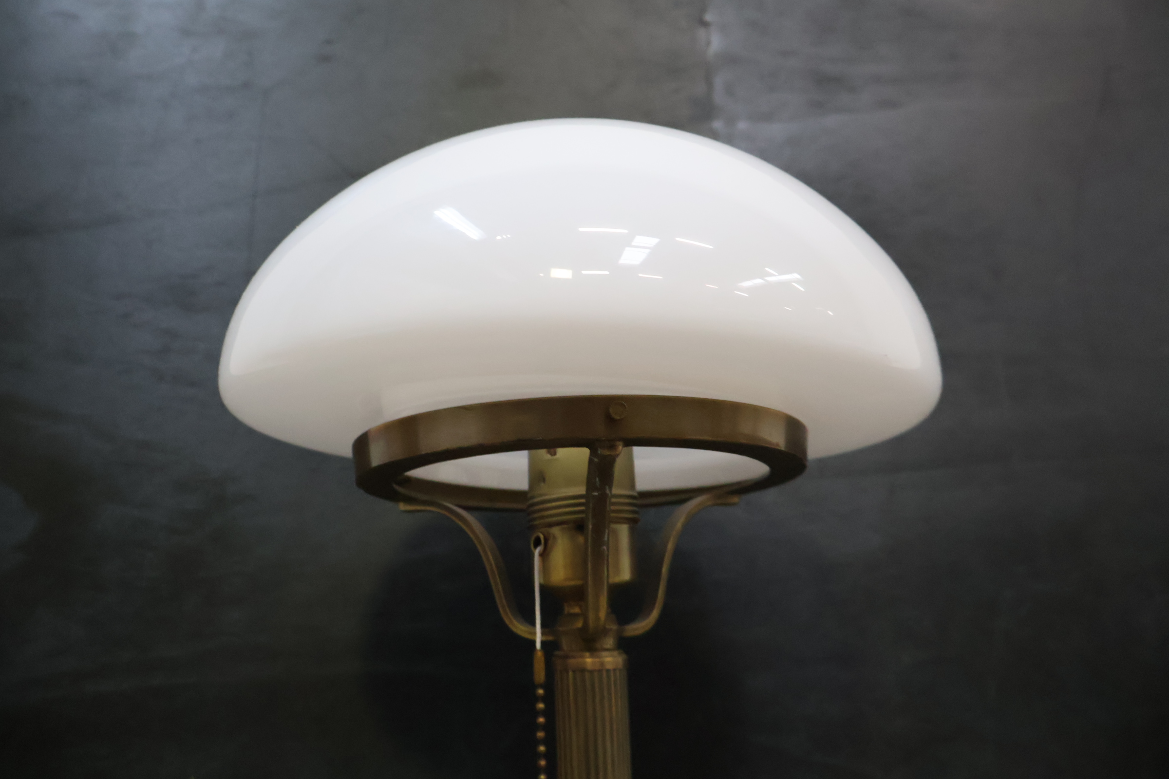Messing tafellamp met bolvormige witte kap – foto 6 – kavel bij GSD Auctions, Zoeterwoude