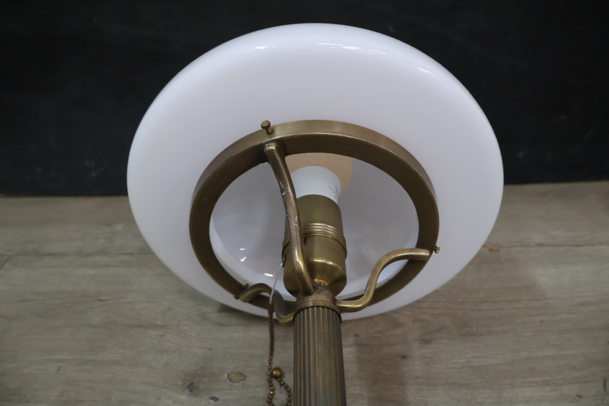 Messing tafellamp met bolvormige witte kap – foto 8 – kavel bij GSD Auctions, Zoeterwoude