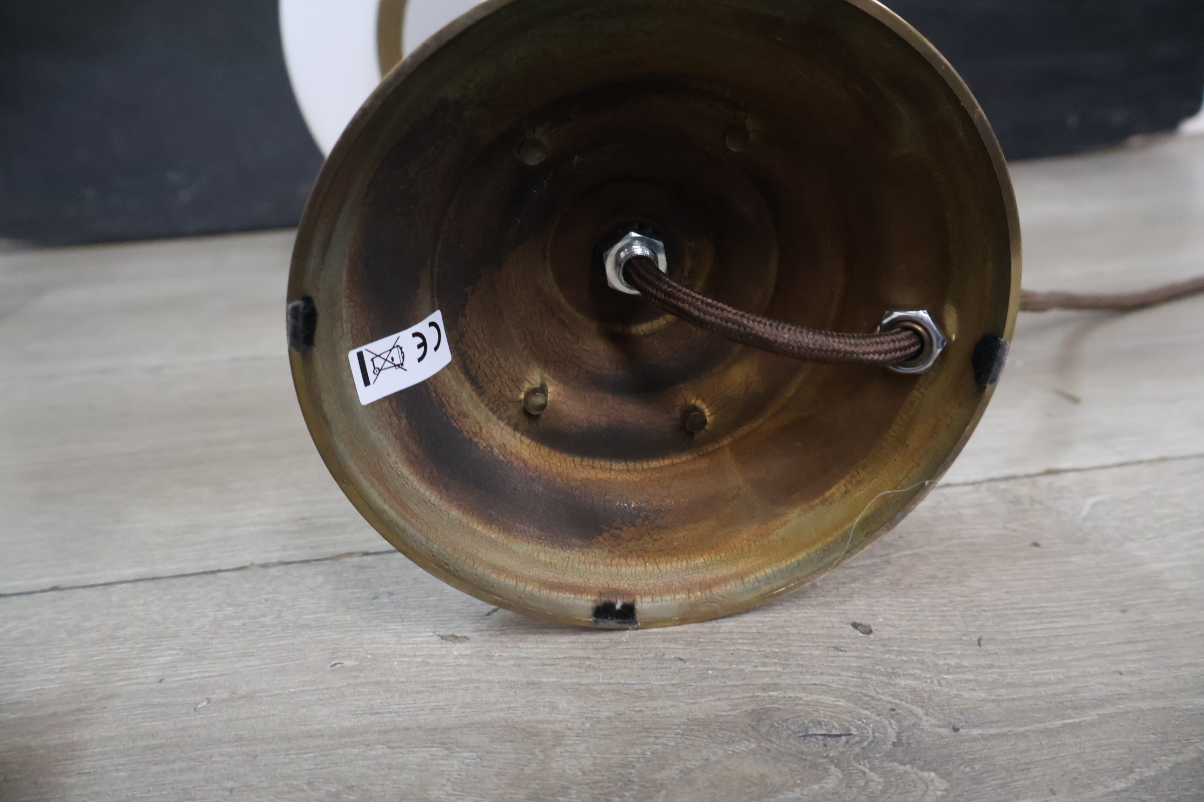Messing tafellamp met bolvormige witte kap – foto 9 – kavel bij GSD Auctions, Zoeterwoude