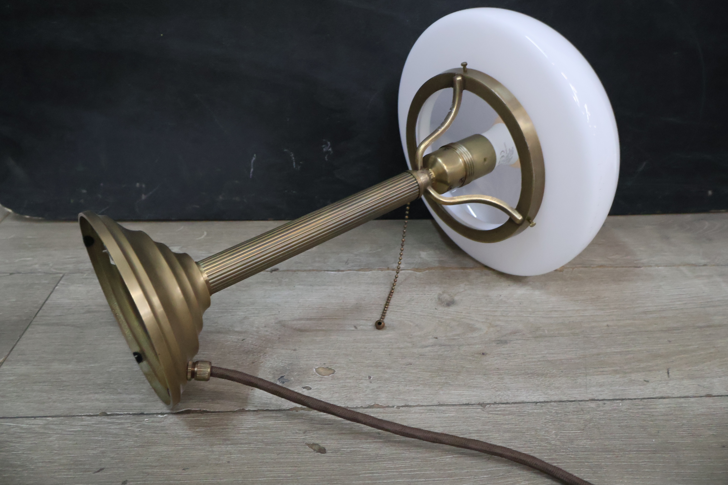 Messing tafellamp met bolvormige witte kap – foto 10 – kavel bij GSD Auctions, Zoeterwoude