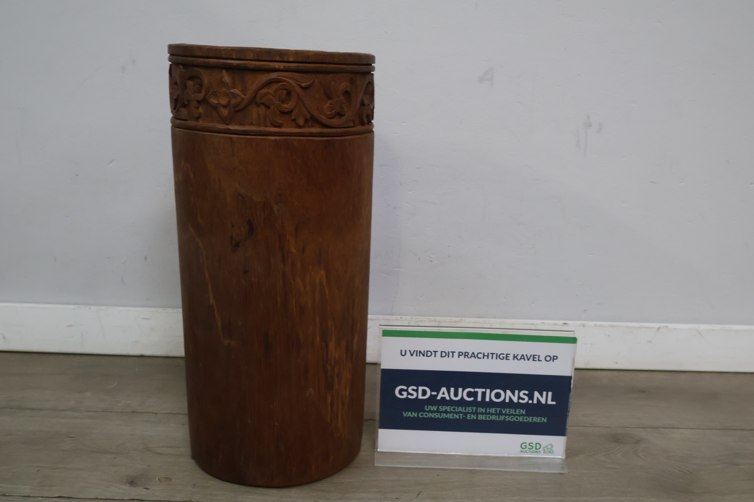 Houten cilindervormige decoratieve koker met snijwerk – kavel bij GSD Auctions, Zoeterwoude