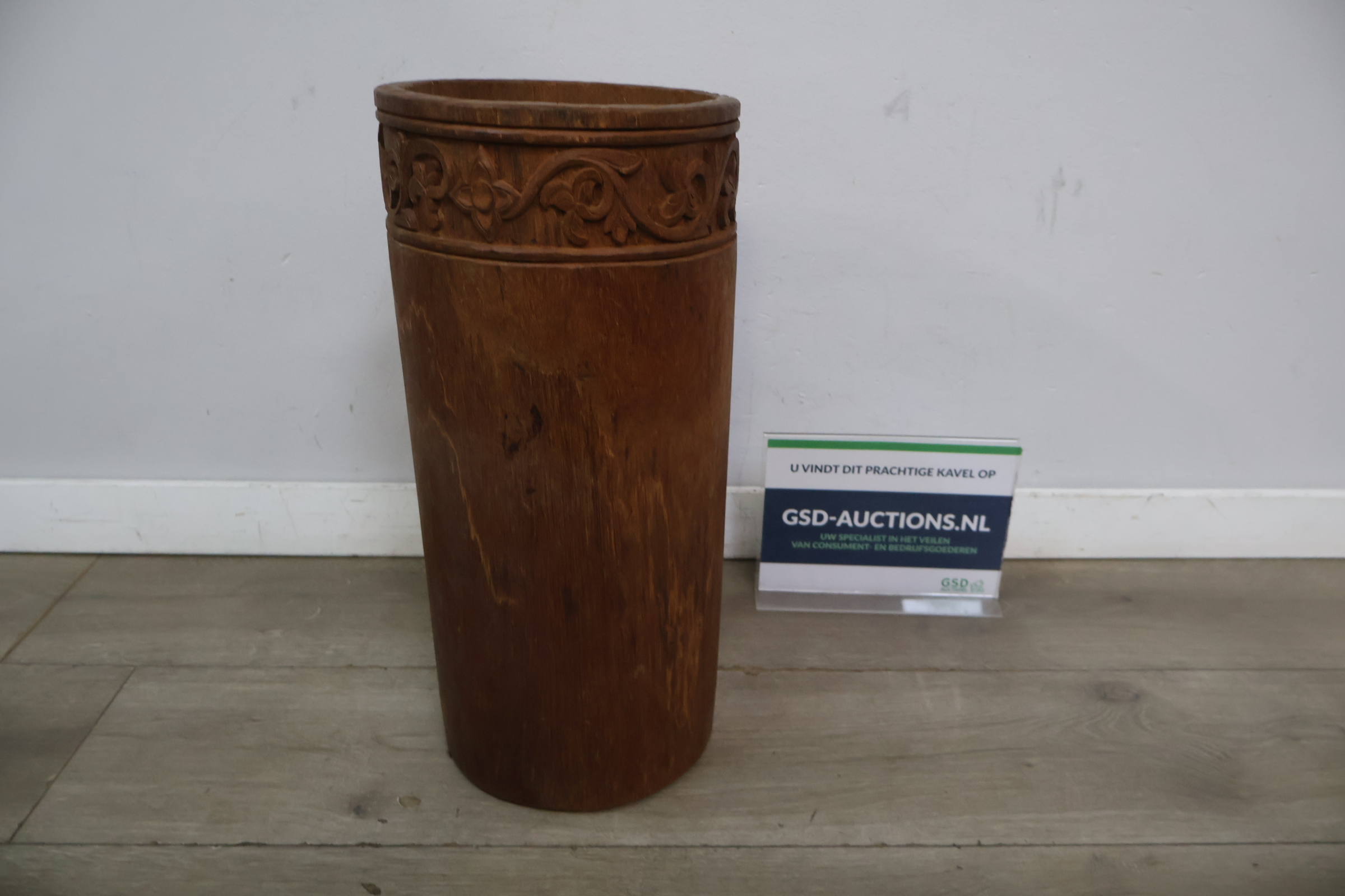 Houten cilindervormige decoratieve koker met snijwerk – foto 2 – kavel bij GSD Auctions, Zoeterwoude