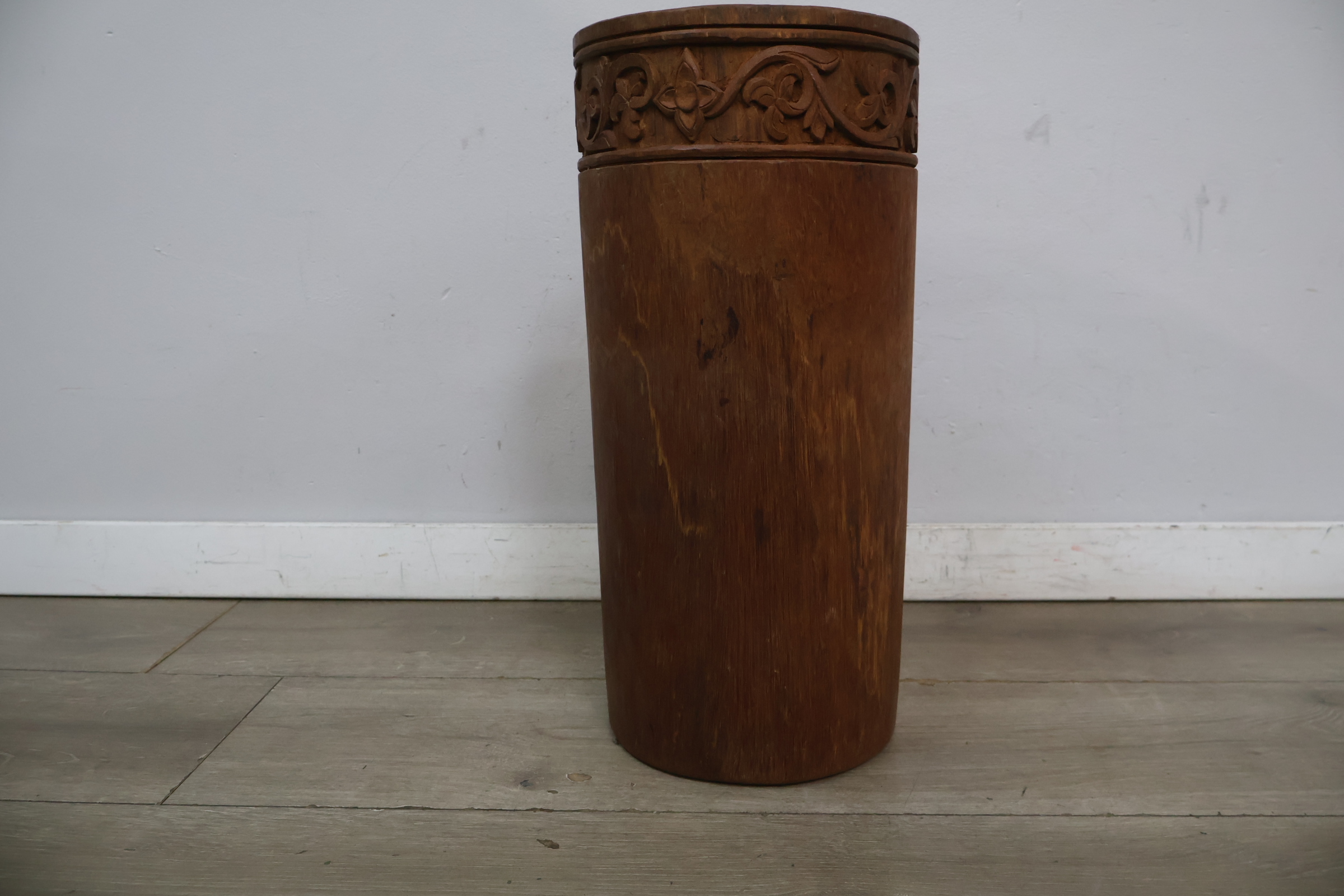 Houten cilindervormige decoratieve koker met snijwerk – foto 3 – kavel bij GSD Auctions, Zoeterwoude