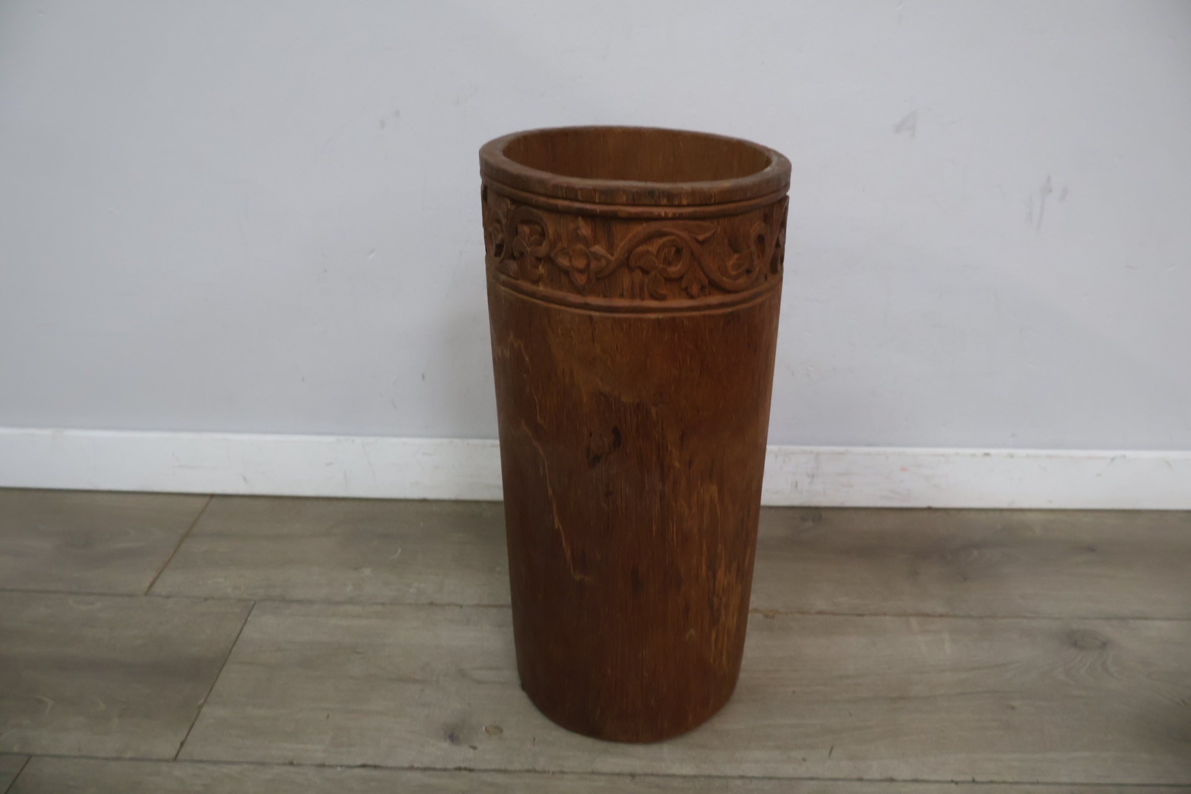 Houten cilindervormige decoratieve koker met snijwerk – foto 4 – kavel bij GSD Auctions, Zoeterwoude