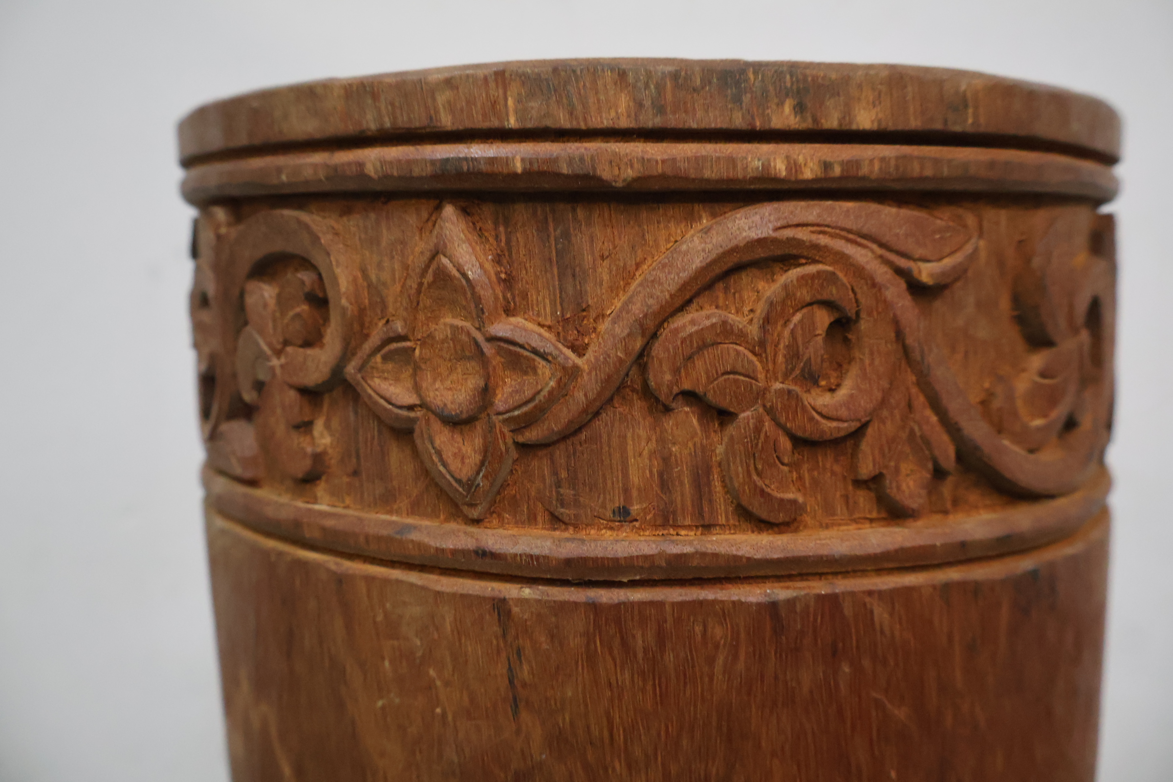 Houten cilindervormige decoratieve koker met snijwerk – foto 5 – kavel bij GSD Auctions, Zoeterwoude