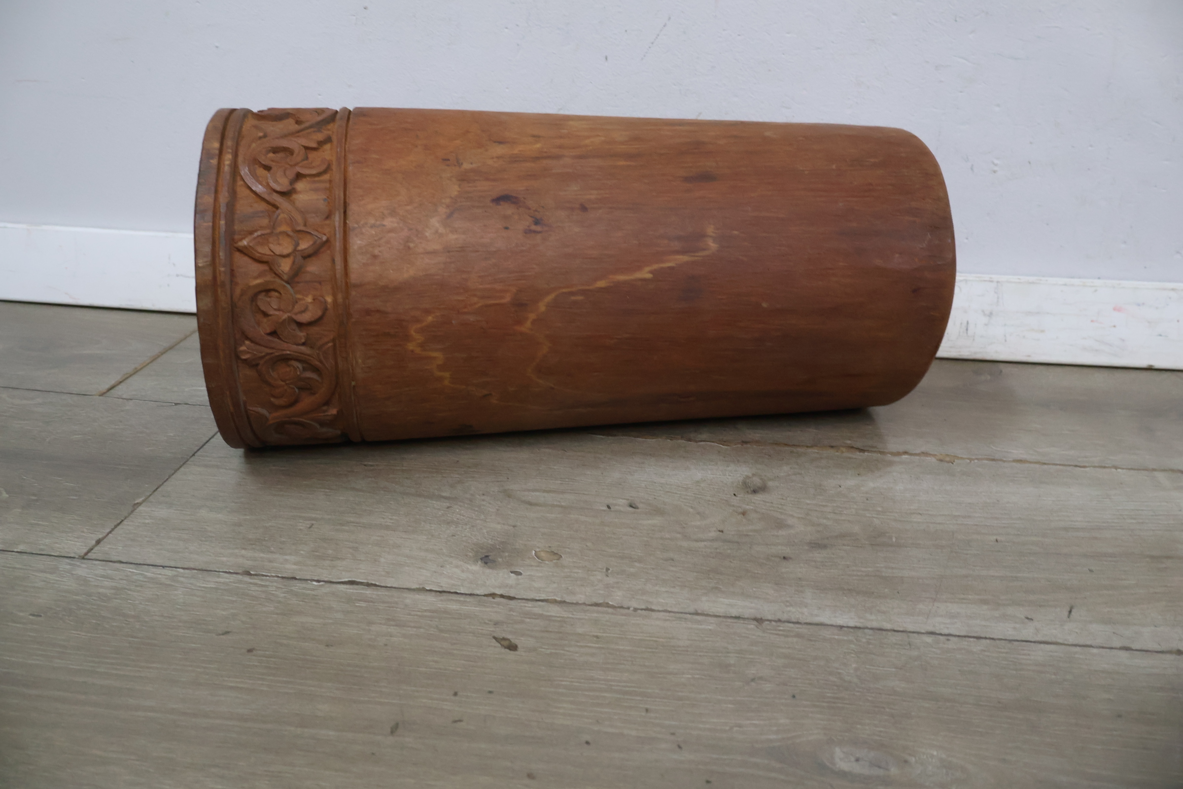 Houten cilindervormige decoratieve koker met snijwerk – foto 6 – kavel bij GSD Auctions, Zoeterwoude