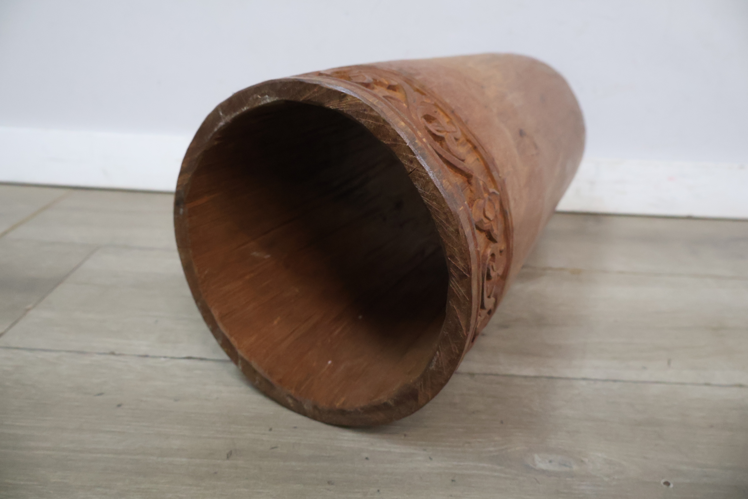 Houten cilindervormige decoratieve koker met snijwerk – foto 7 – kavel bij GSD Auctions, Zoeterwoude