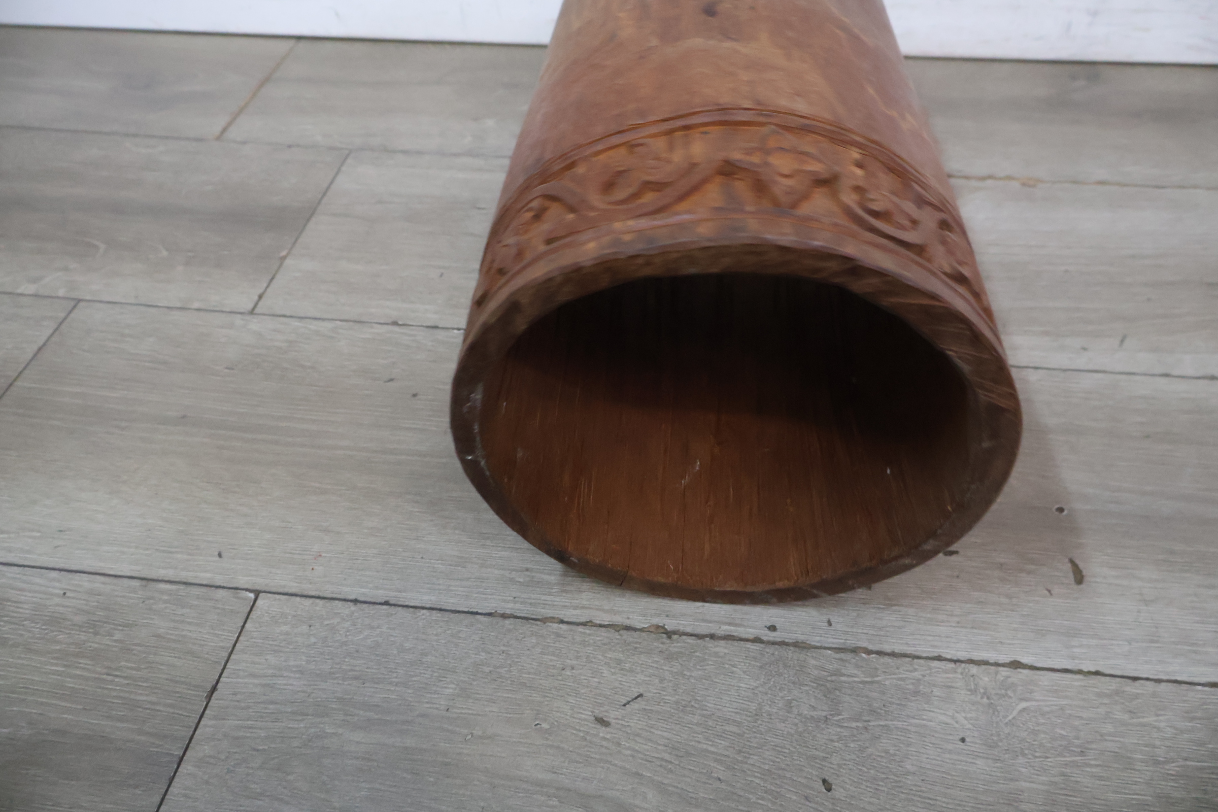 Houten cilindervormige decoratieve koker met snijwerk – foto 8 – kavel bij GSD Auctions, Zoeterwoude