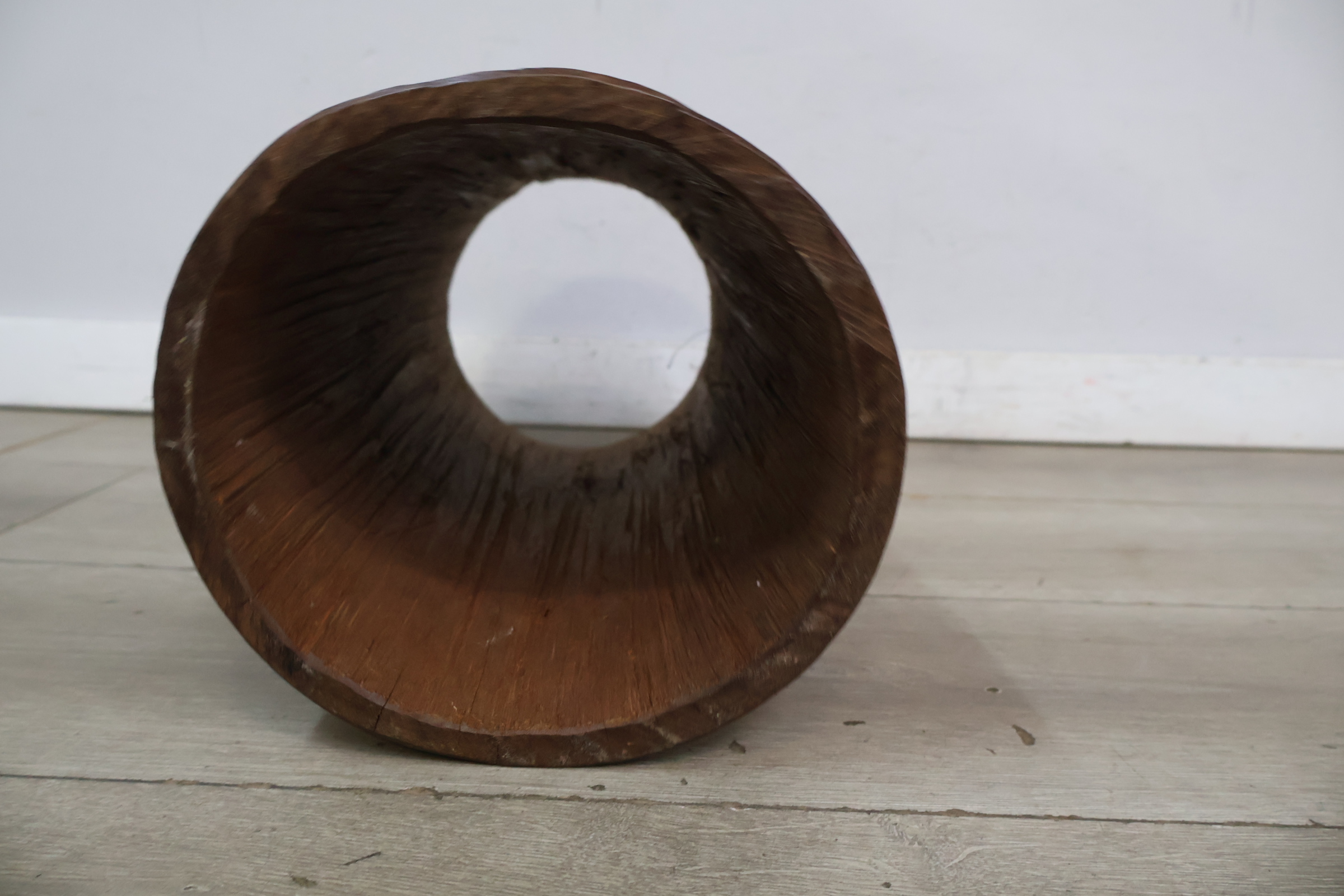 Houten cilindervormige decoratieve koker met snijwerk – foto 9 – kavel bij GSD Auctions, Zoeterwoude